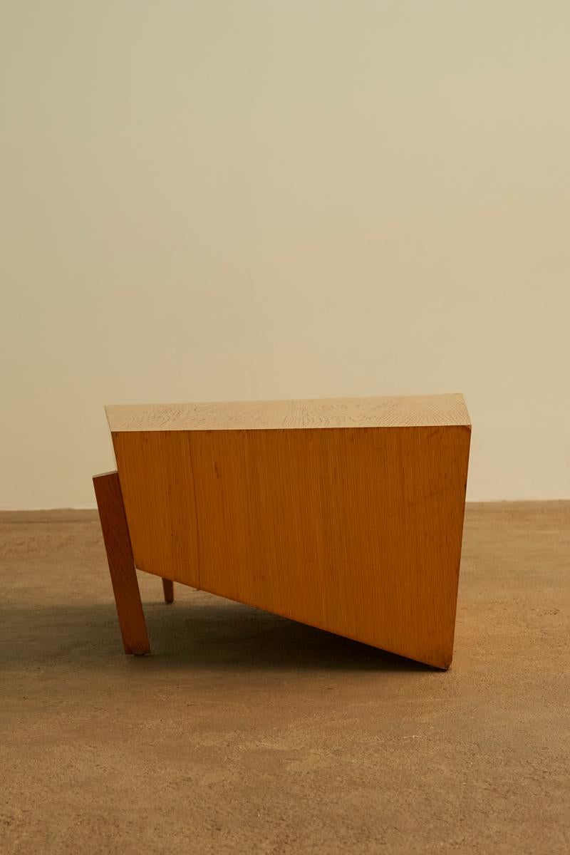 Bois Table basse postmoderne en vente