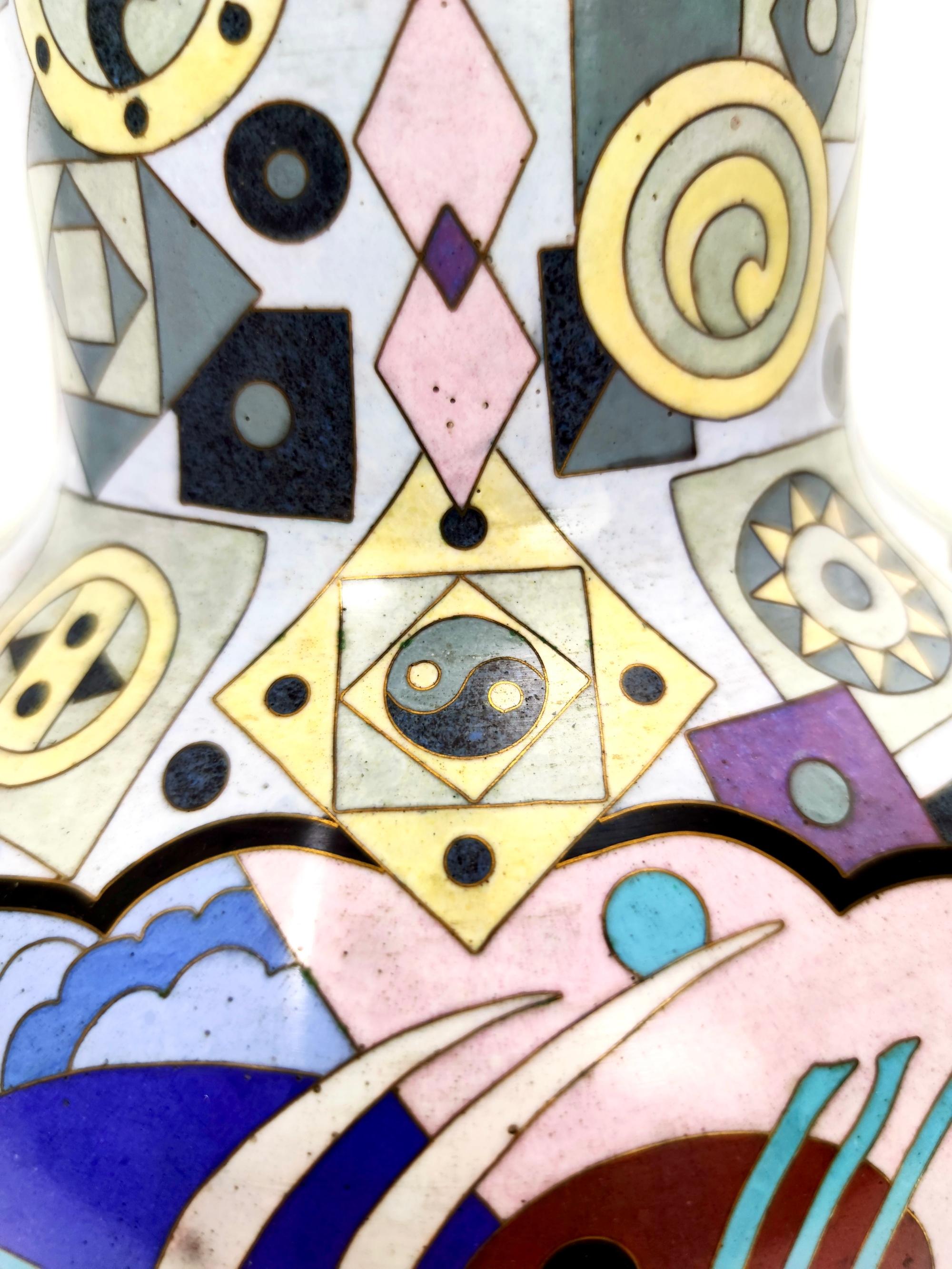 Postmoderne farbenfrohe chinesische Jingfa Cloisonné-Vase mit Messingfuß im Angebot 6
