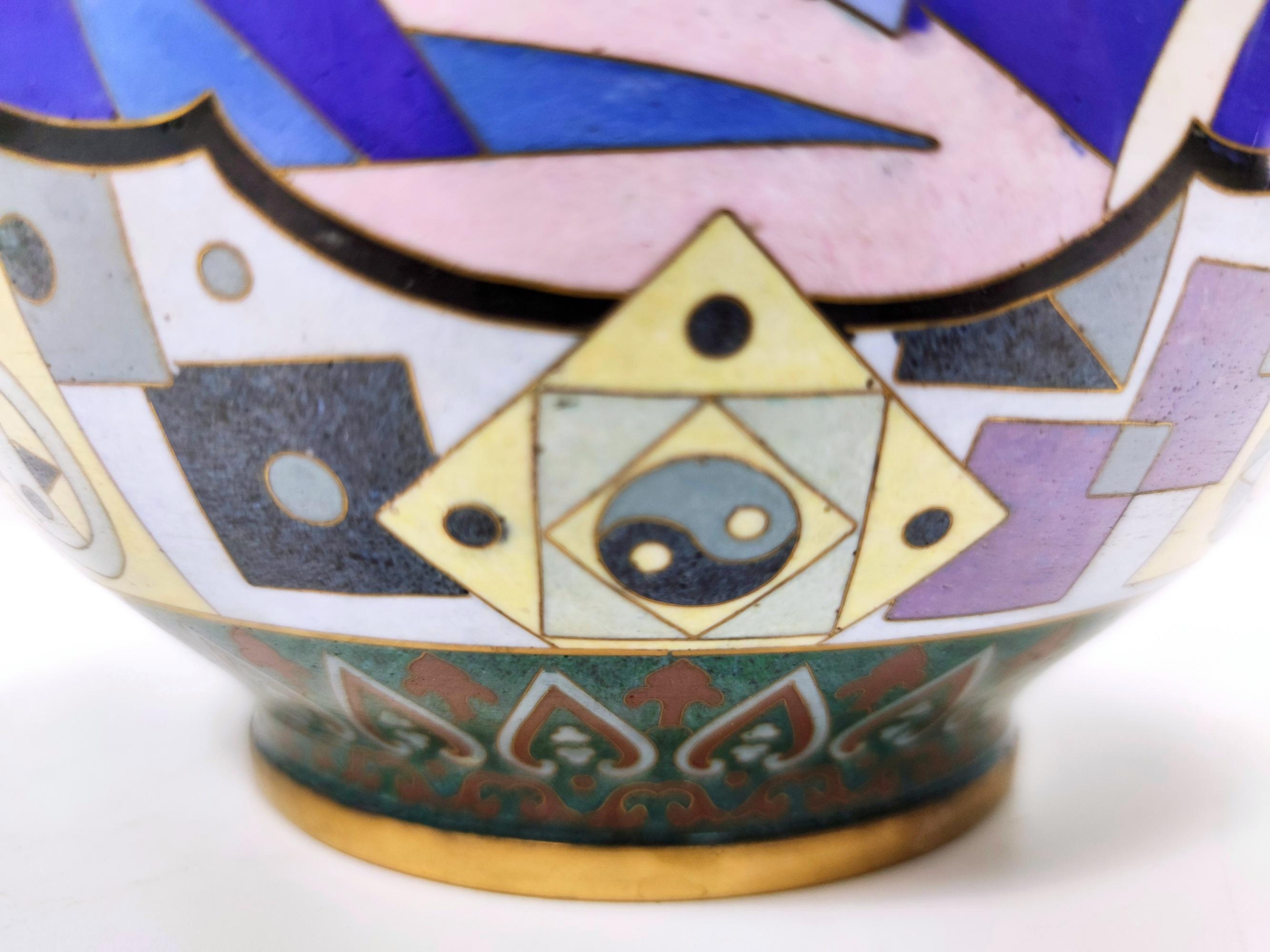 Postmoderne farbenfrohe chinesische Jingfa Cloisonné-Vase mit Messingfuß im Angebot 9