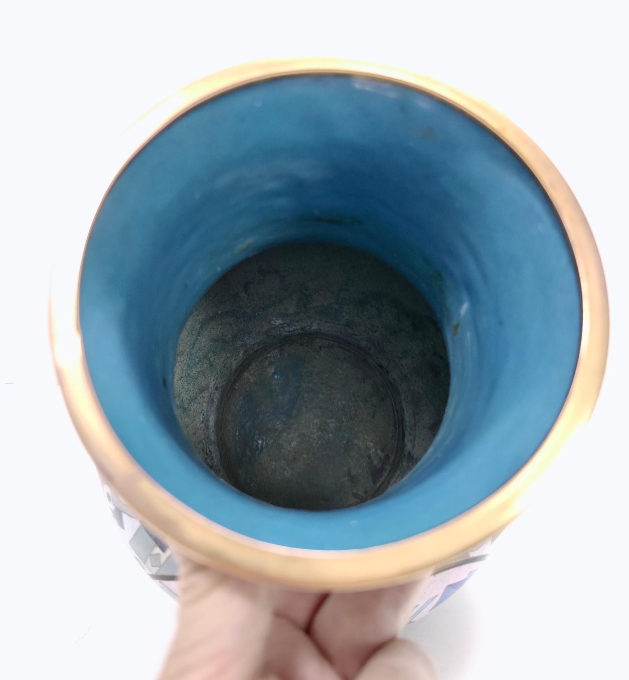 Postmoderne farbenfrohe chinesische Jingfa Cloisonné-Vase mit Messingfuß im Angebot 10