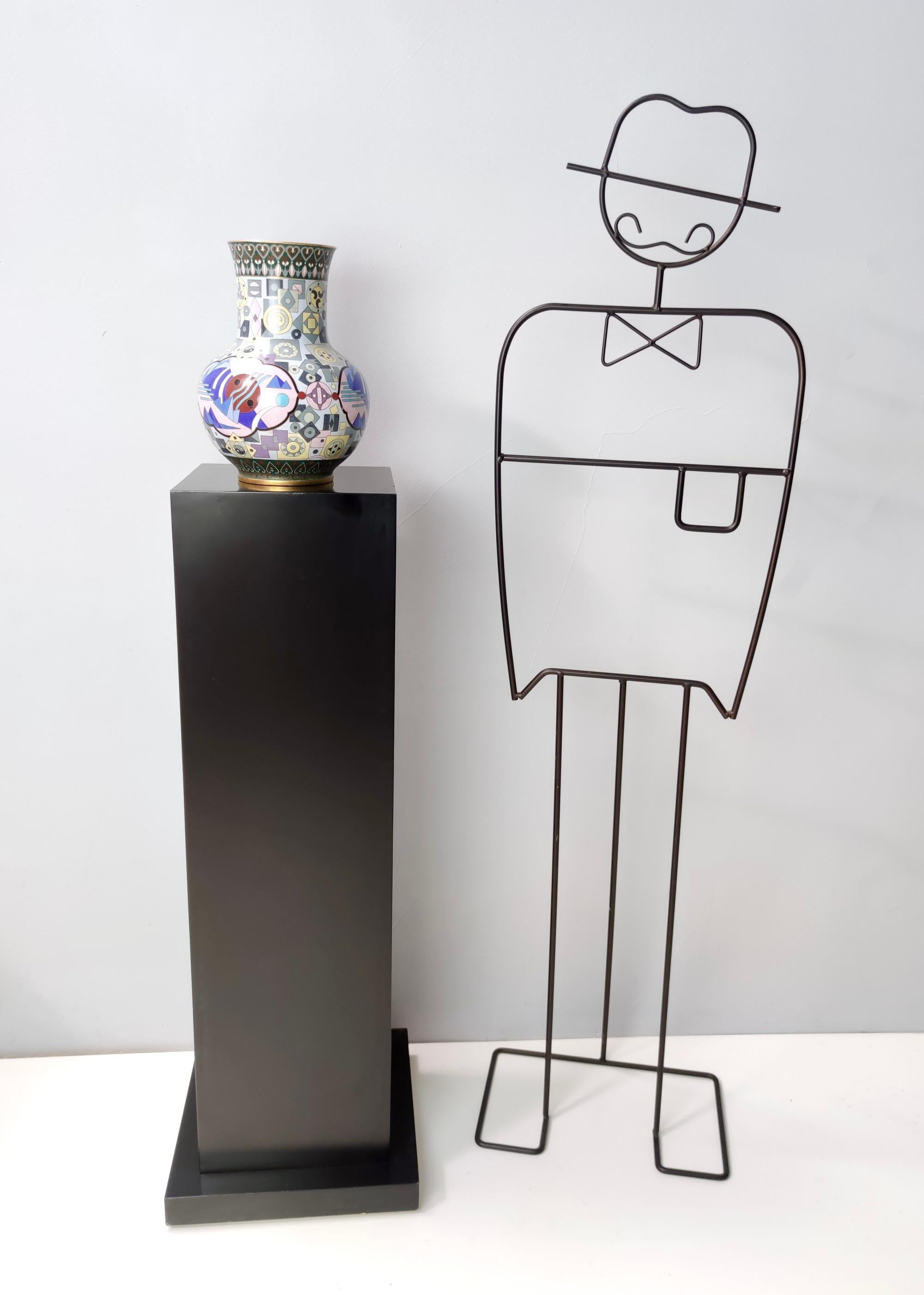 Postmoderne farbenfrohe chinesische Jingfa Cloisonné-Vase mit Messingfuß im Zustand „Hervorragend“ im Angebot in Bresso, Lombardy