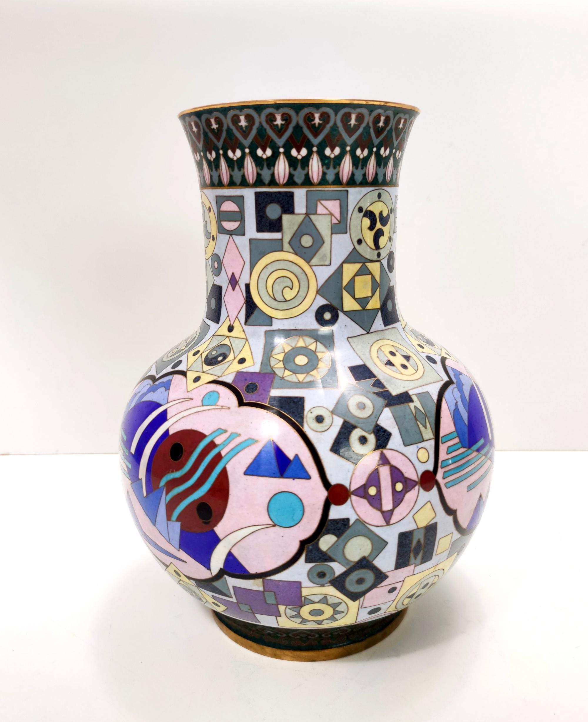 Postmoderne farbenfrohe chinesische Jingfa Cloisonné-Vase mit Messingfuß (Ende des 20. Jahrhunderts) im Angebot