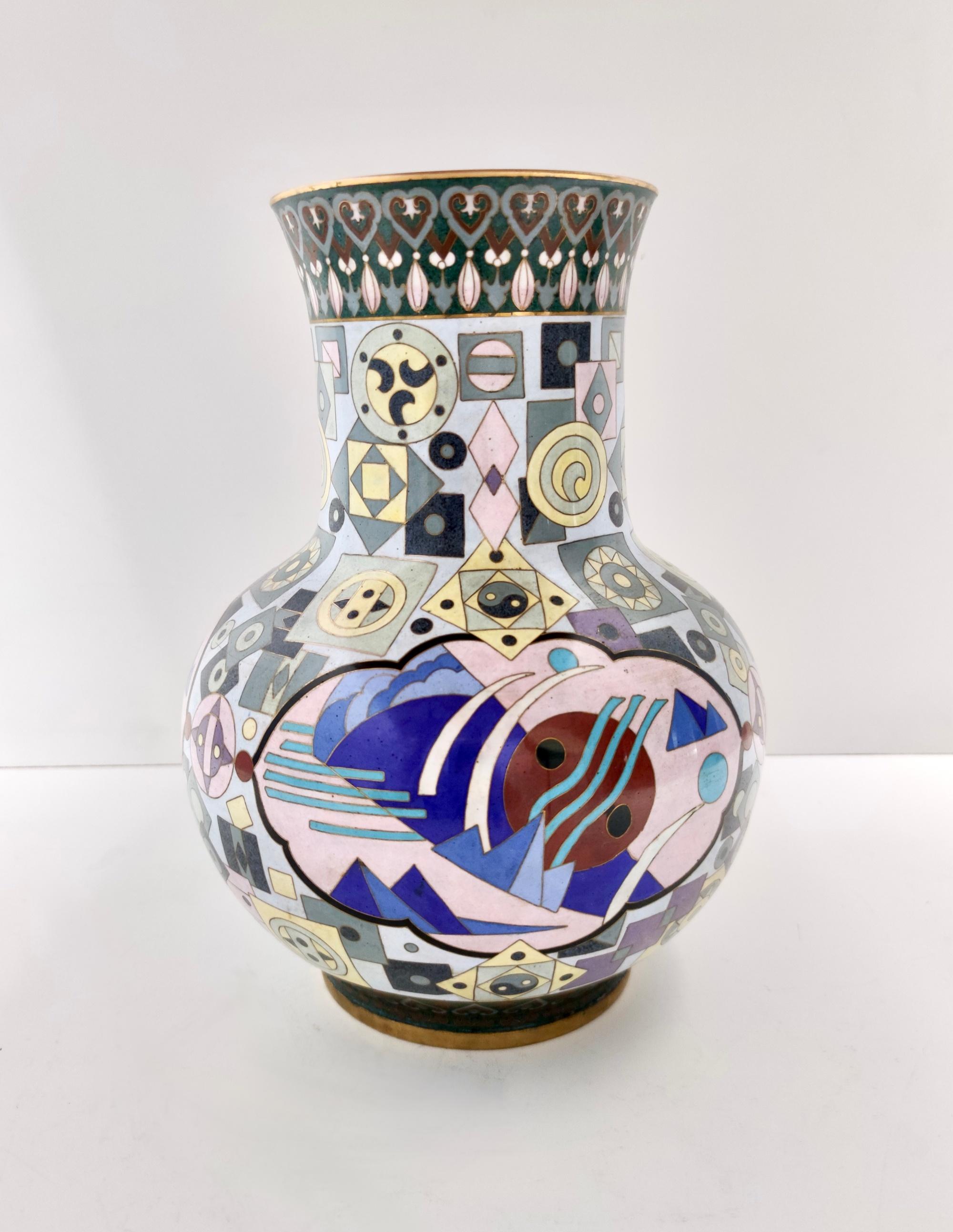 Postmoderne farbenfrohe chinesische Jingfa Cloisonné-Vase mit Messingfuß im Angebot 1