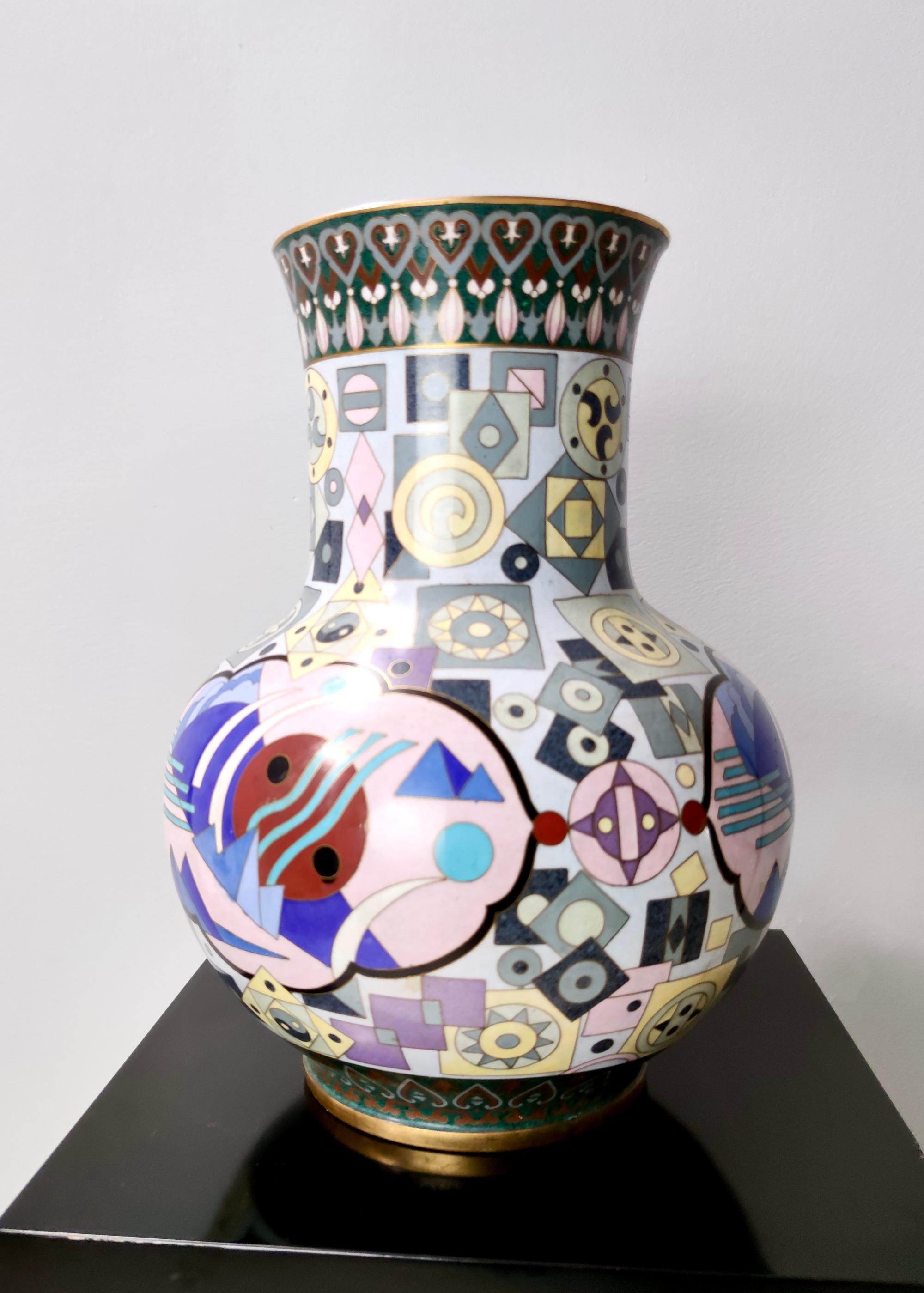 Postmoderne farbenfrohe chinesische Jingfa Cloisonné-Vase mit Messingfuß im Angebot 2