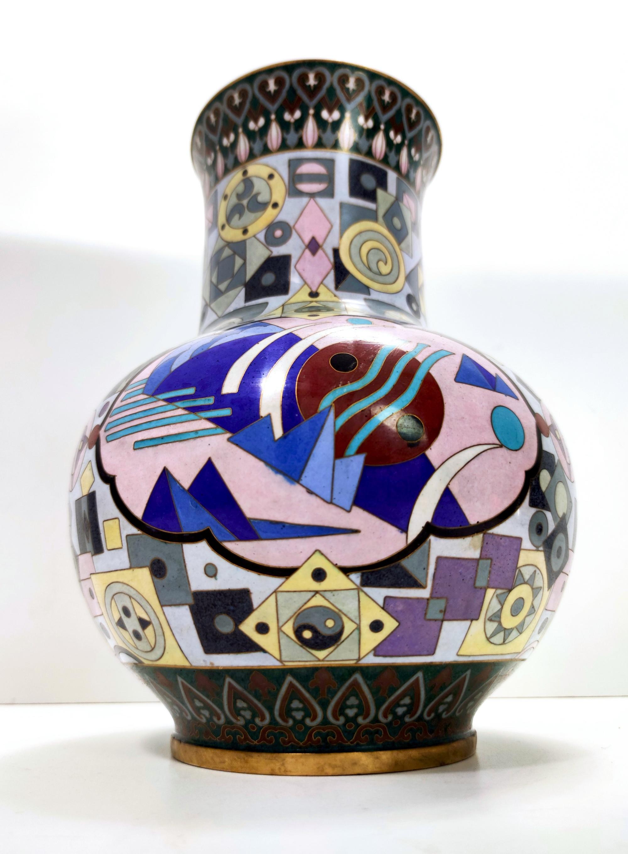 Postmoderne farbenfrohe chinesische Jingfa Cloisonné-Vase mit Messingfuß im Angebot 3