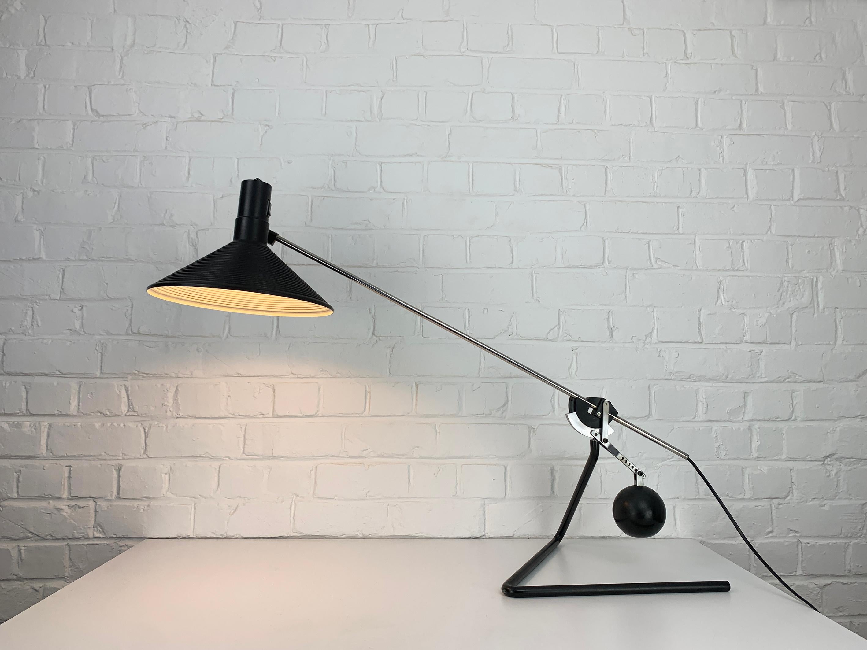 Postmodern Counterweight Desk Lamp by Robert Sonneman, USA 1970-80s In Good Condition For Sale In Vorst, BE