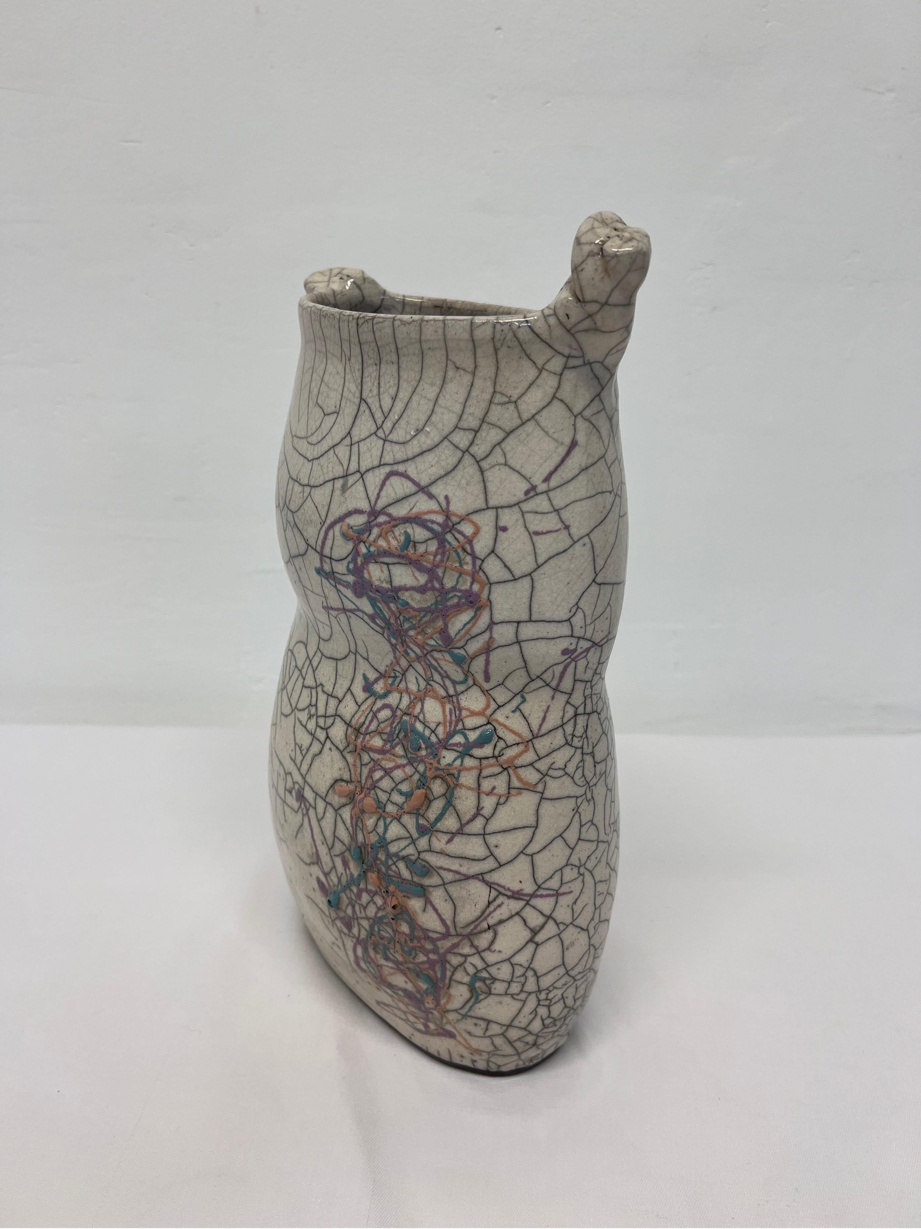 Postmoderne Vase postmoderne en poterie d'atelier à glaçure craquelée au design coloré, années 1980 en vente