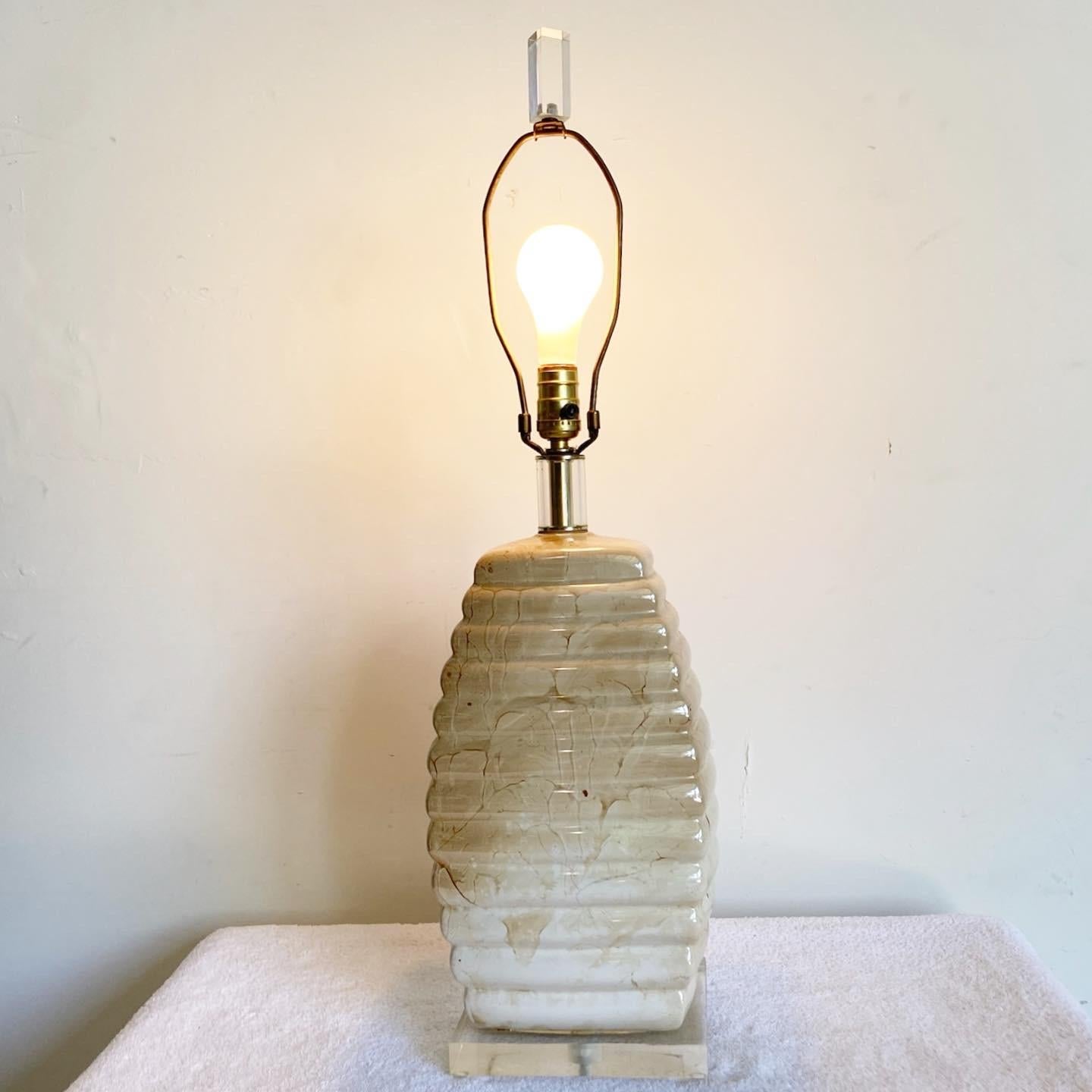 Postmodern Cream and Tan Ceramic and Lucite Table Lamp In Good Condition For Sale In Delray Beach, FL