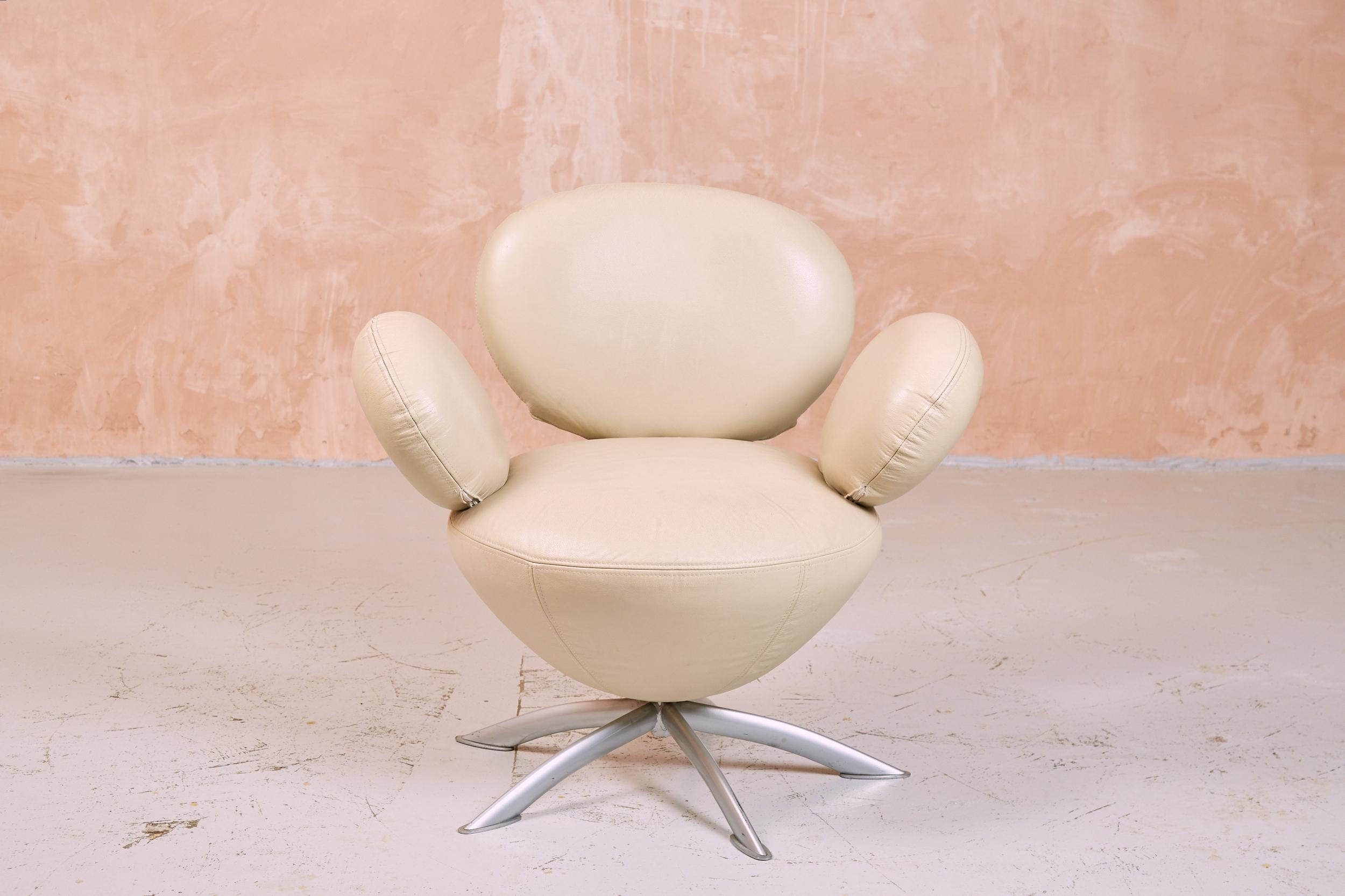 An unusual balloon chair finished in cream faux leather.
Uniquely sculpted in a style variously attributed to mid-century master Arne Jacobsen, and postmodern artist, Jeff Koons, this comfortable and stylish modern chair set makes a striking and