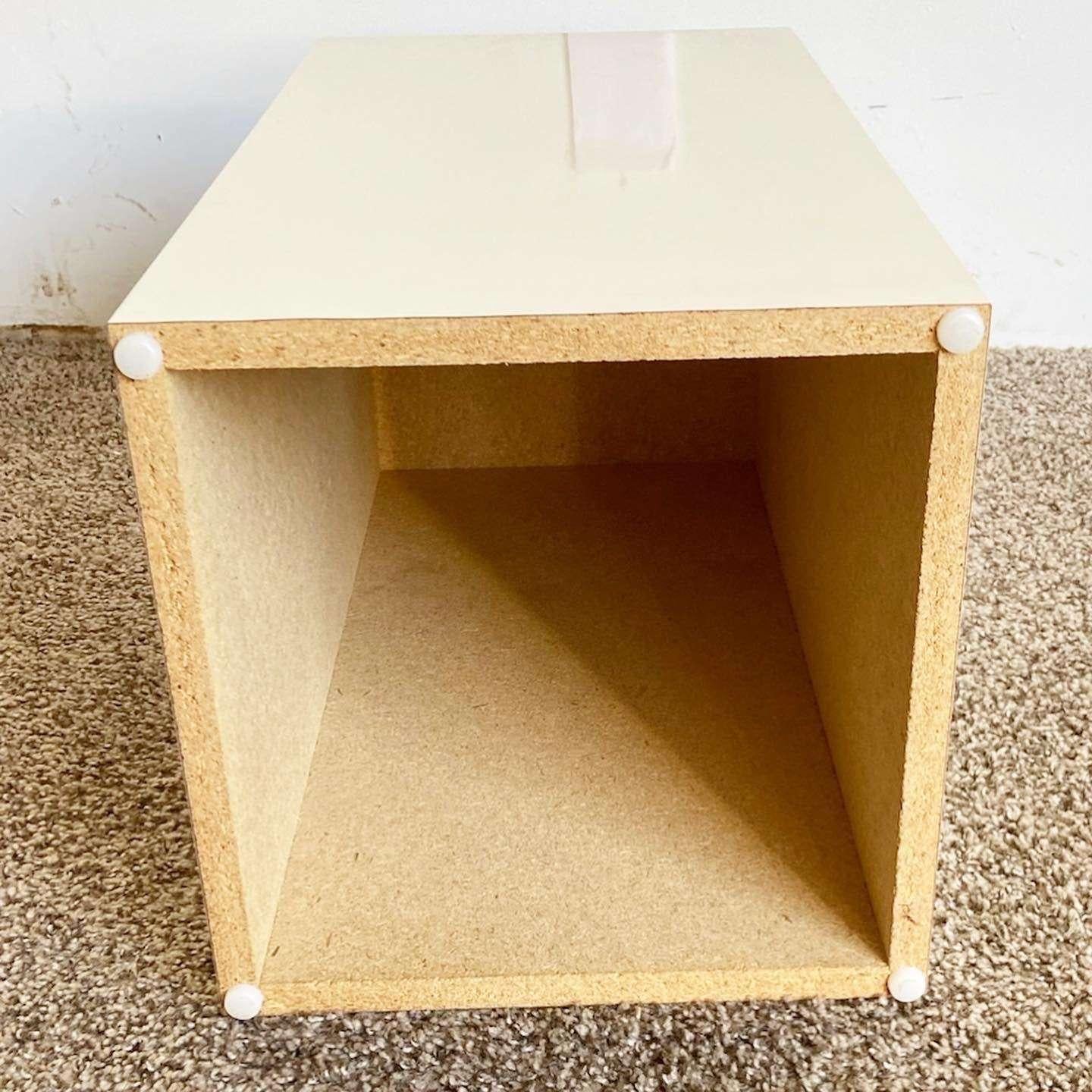 Postmoderner Beistelltisch/Pedestal aus cremefarbenem Lacklaminat (Laminat)