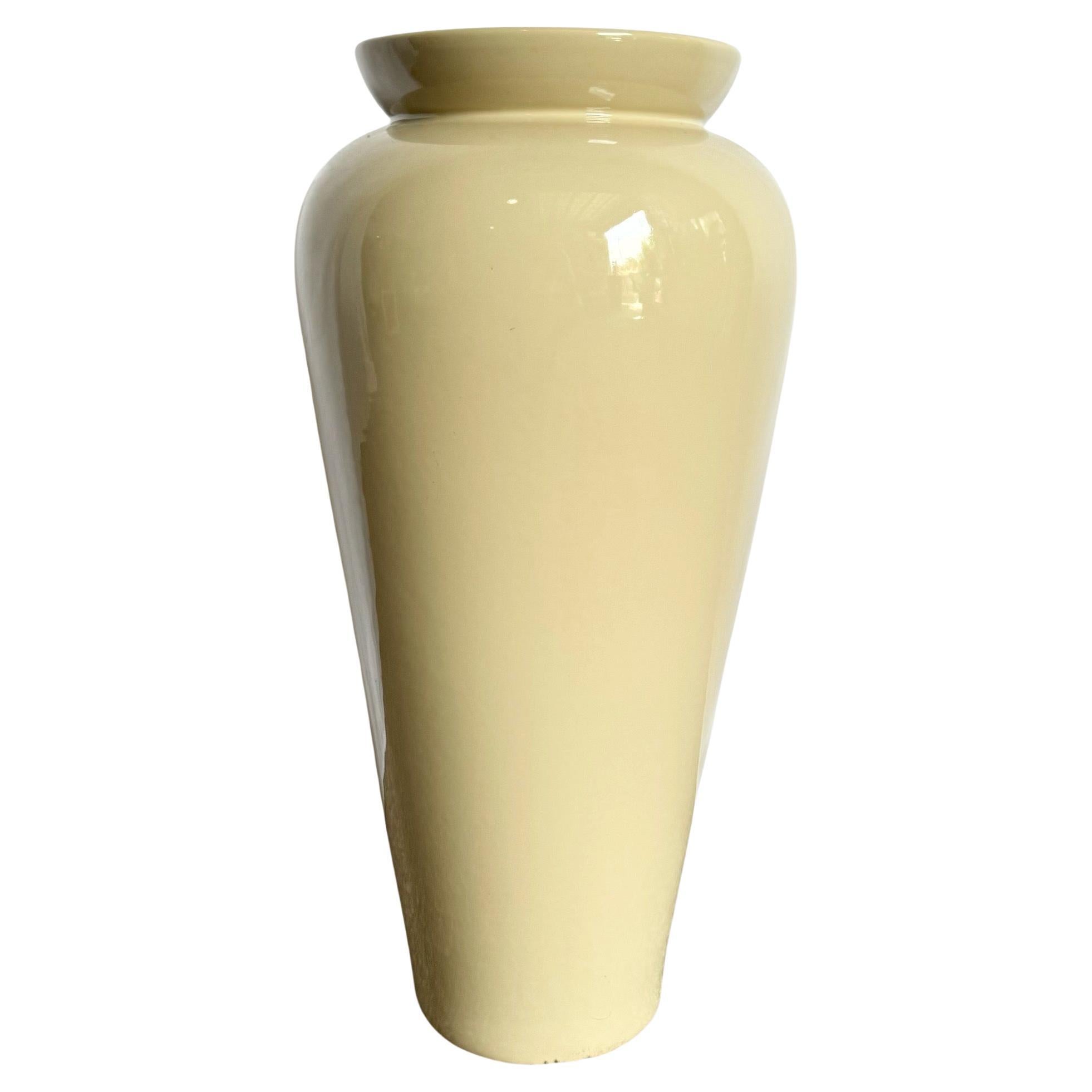 Postmodern Cream Lacquered Ceramic Floor Vase in vendita