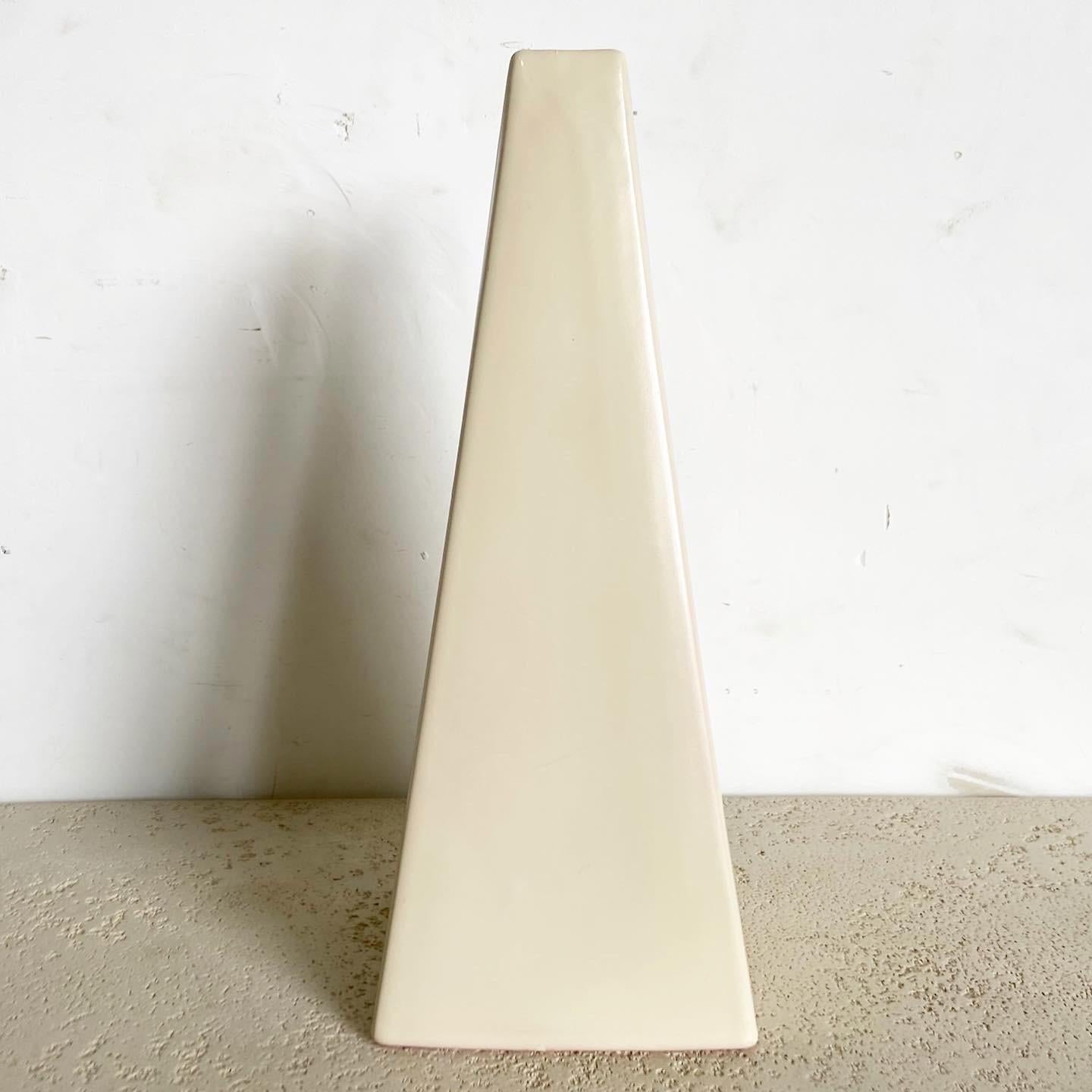 Postmoderne Vase pyramide postmoderne crème de Haeger en vente