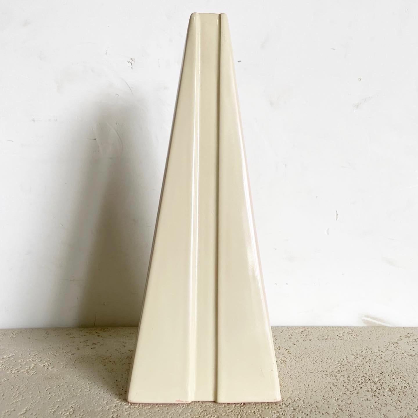 Postmodern Cream Pyramid Vase by Haeger In Good Condition For Sale In Delray Beach, FL