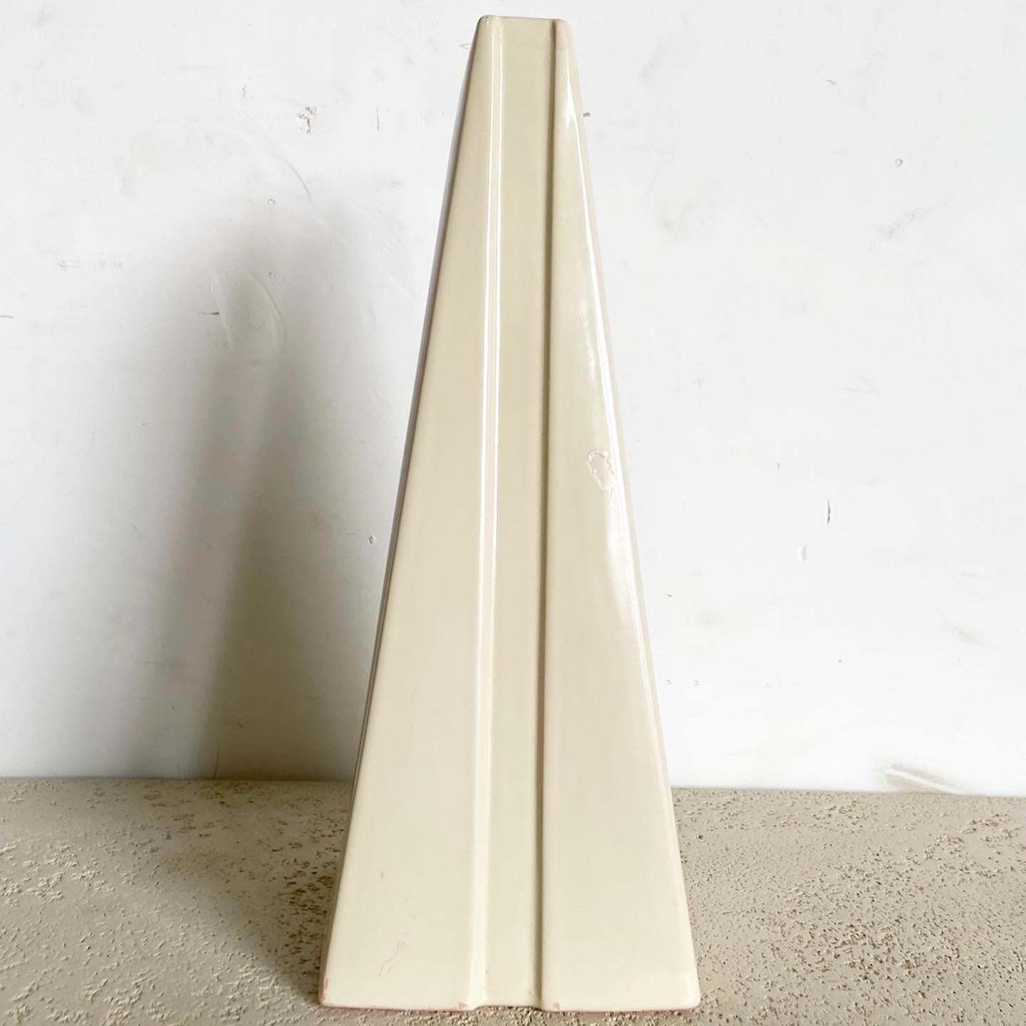 20ième siècle Vase pyramide postmoderne crème de Haeger en vente