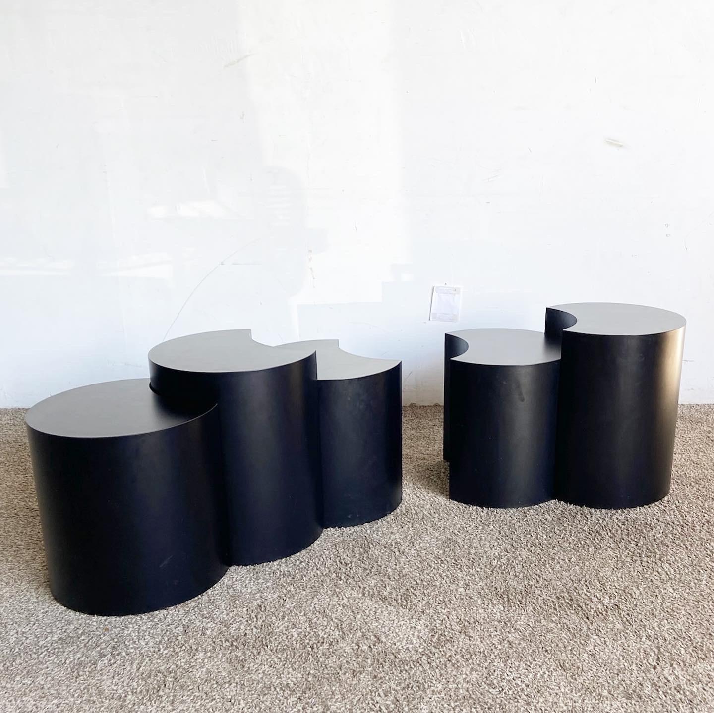 Verwandeln Sie Ihren Wohnbereich mit diesem Set aus 5 Postmodern Crescent Black Laminate Nesting Tables. Mit ihrem modularen Design und der eleganten schwarzen Laminatoberfläche sind diese Tische sowohl praktisch als auch stilvoll und passen perfekt