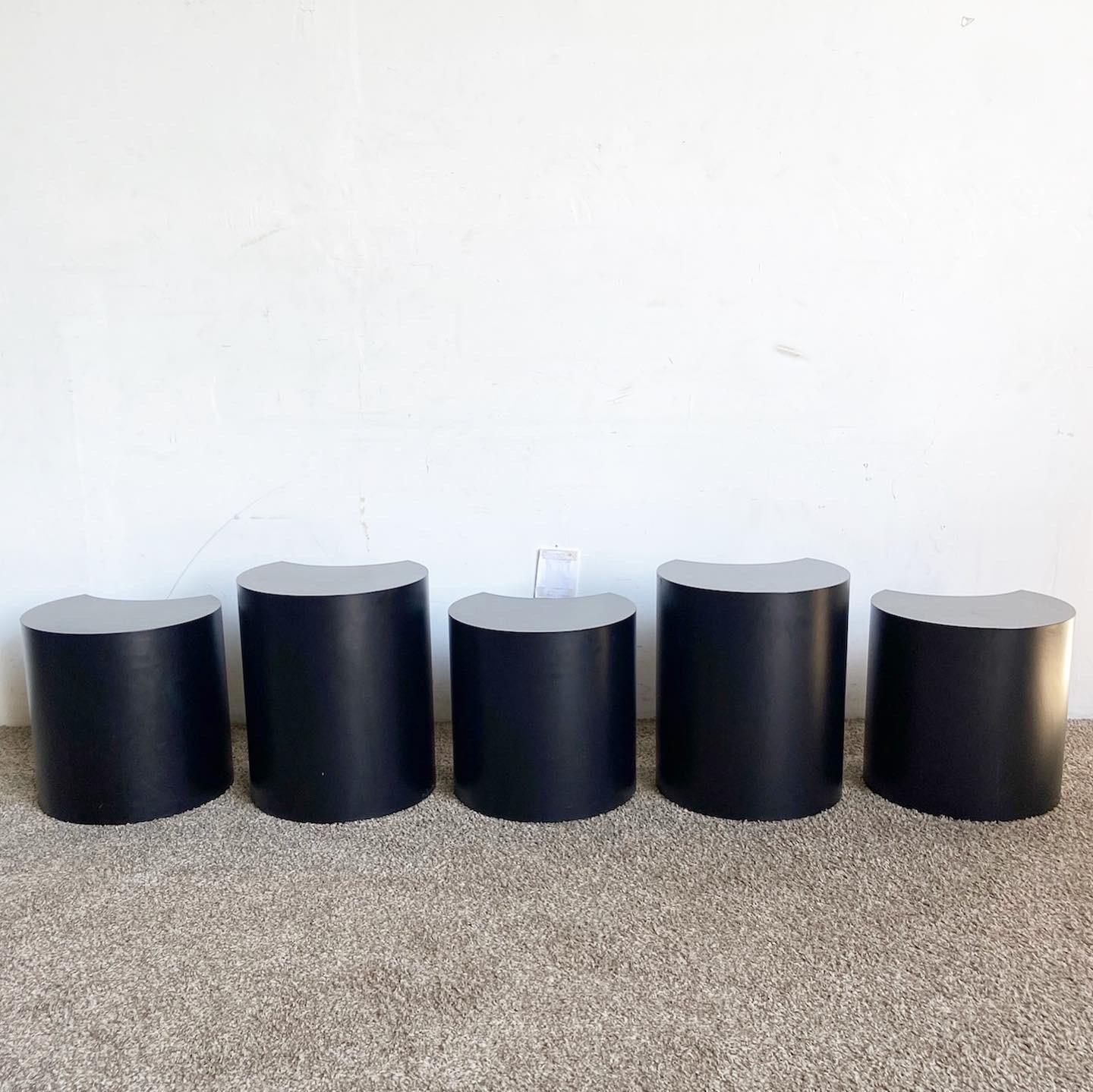 Postmoderne Halbmond-Schwarze Laminat-Stapeltische aus schwarzem Laminat - 5er-Set im Angebot 1
