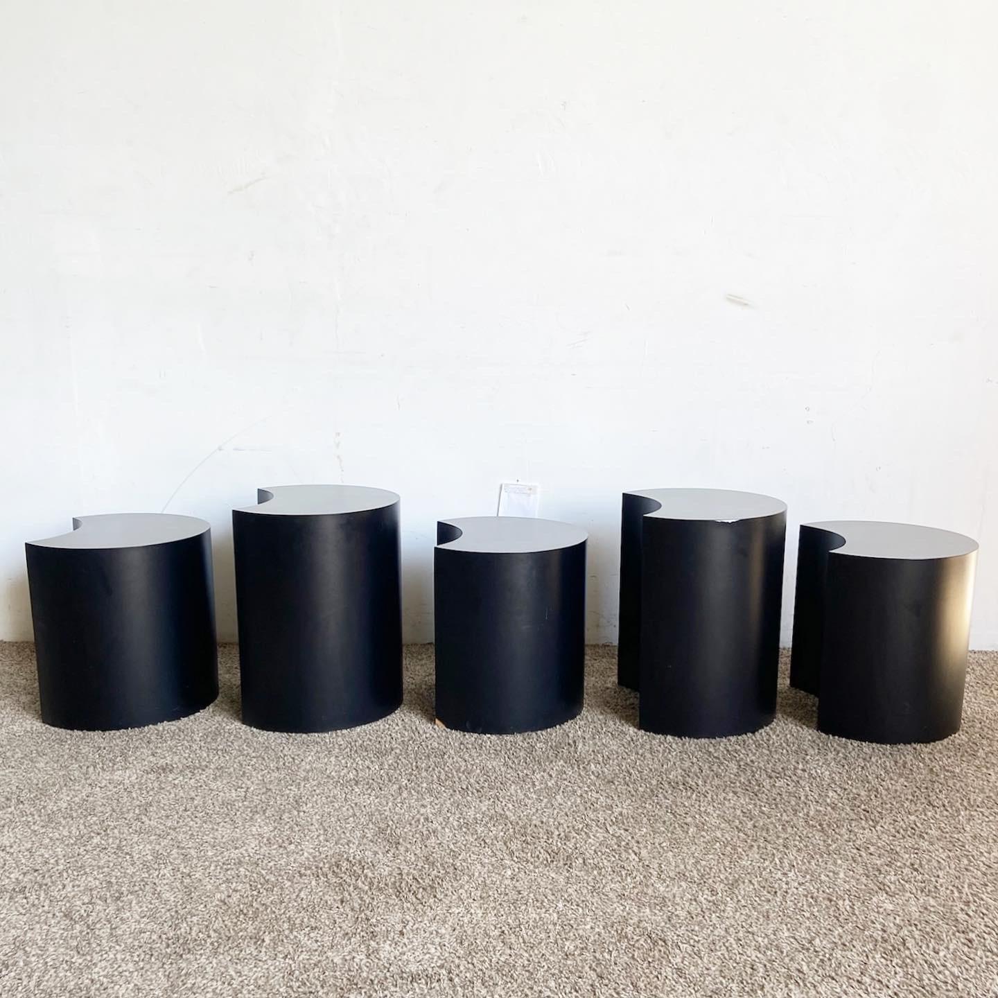 Postmoderne Halbmond-Schwarze Laminat-Stapeltische aus schwarzem Laminat - 5er-Set im Angebot 2