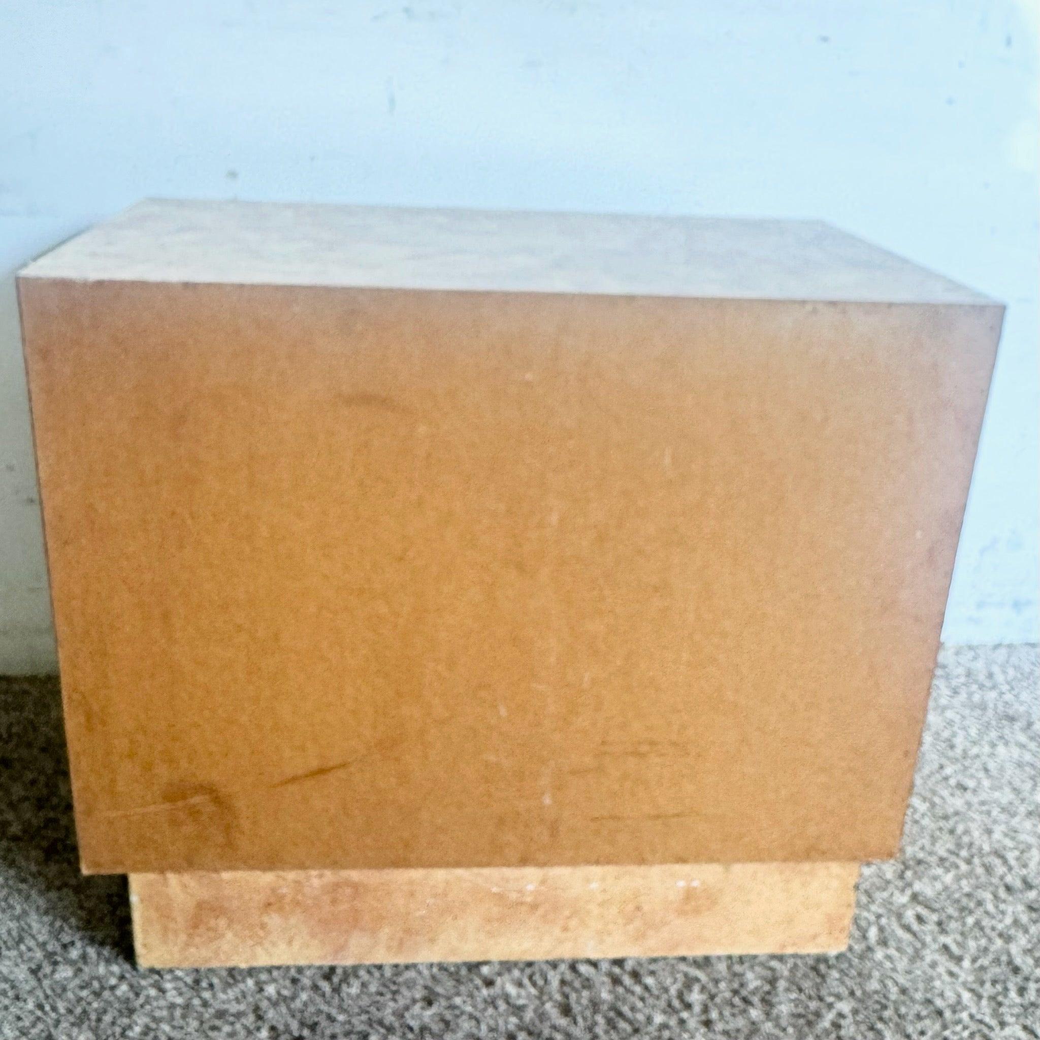 Américain Table de nuit / table d'appoint postmoderne en stratifié Cubic Burl Wood en vente