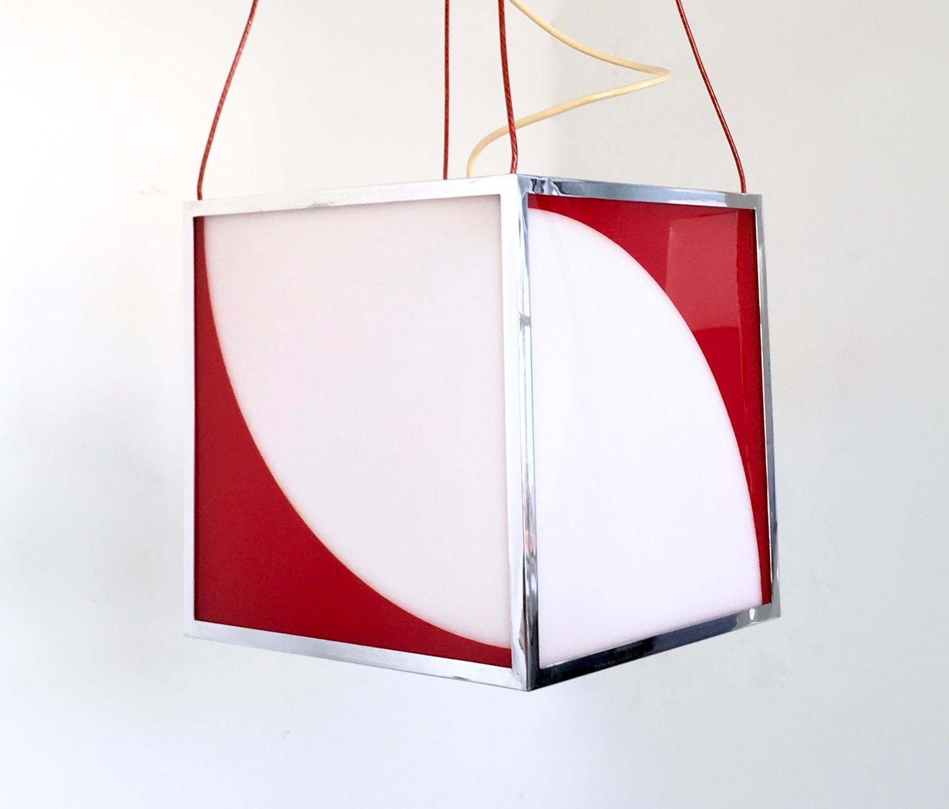 Cromo Ciondolo cubico postmoderno in plexiglass rosso e bianco e metallo, Italia in vendita