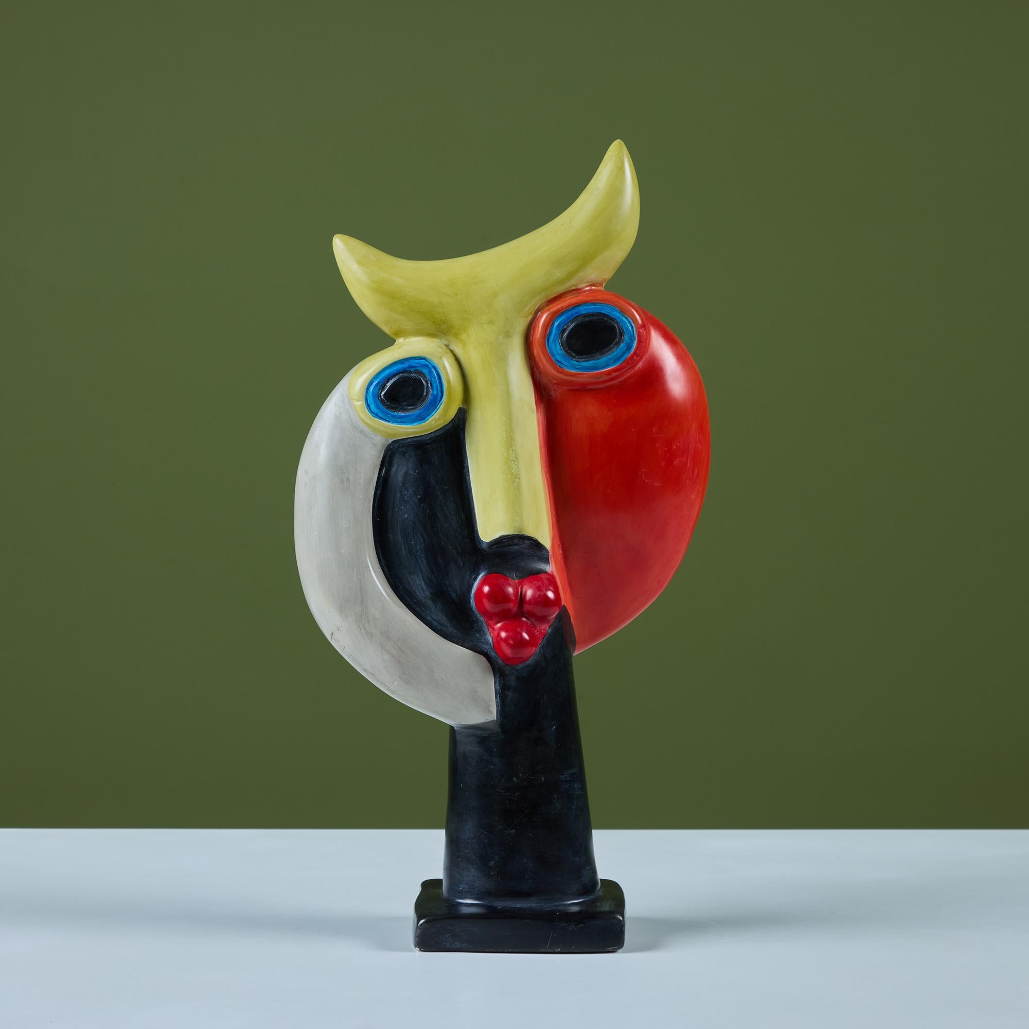 Verspielte postmoderne glasierte Keramikskulptur, inspiriert vom Künstler Joan Miro. Dieses Stück hat ein farbiges Blockgesicht in leuchtenden Primärfarben mit einem schwarzen Stiel und einem rechteckigen Sockel.

Abmessungen
9,5