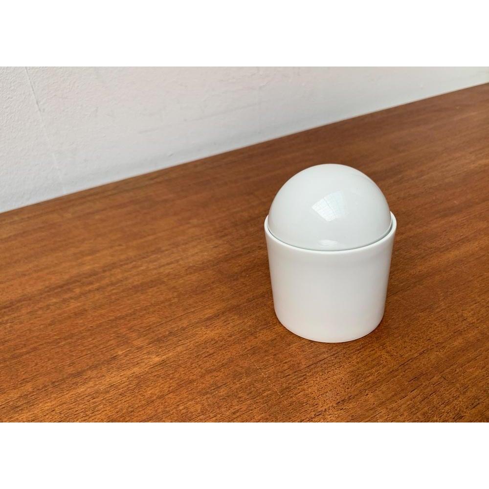 Zuccheriera postmoderna della serie Cupola di Rosenthal, anni '80, in ottime condizioni. Disegnato tra il 1980 e il 1989 Questo pezzo ha un marchio di attribuzioneÈ completamente autentico 

Informazioni aggiuntive:
Materiali: Porcellana
Stili: