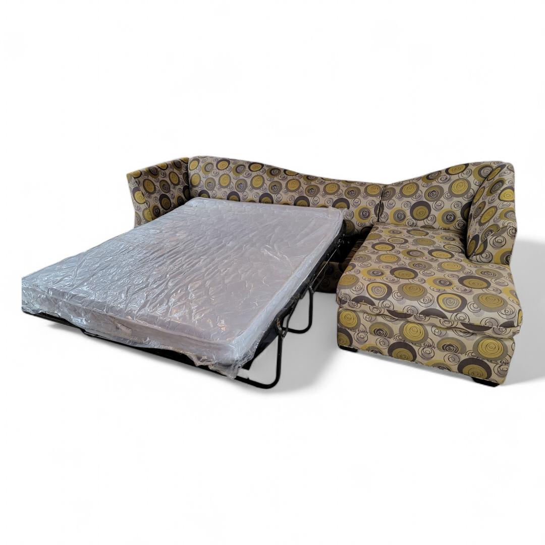 Sofá seccional tapizado con motivos retro y respaldo curvado postmoderno Queen Sleeper siglo XX en venta