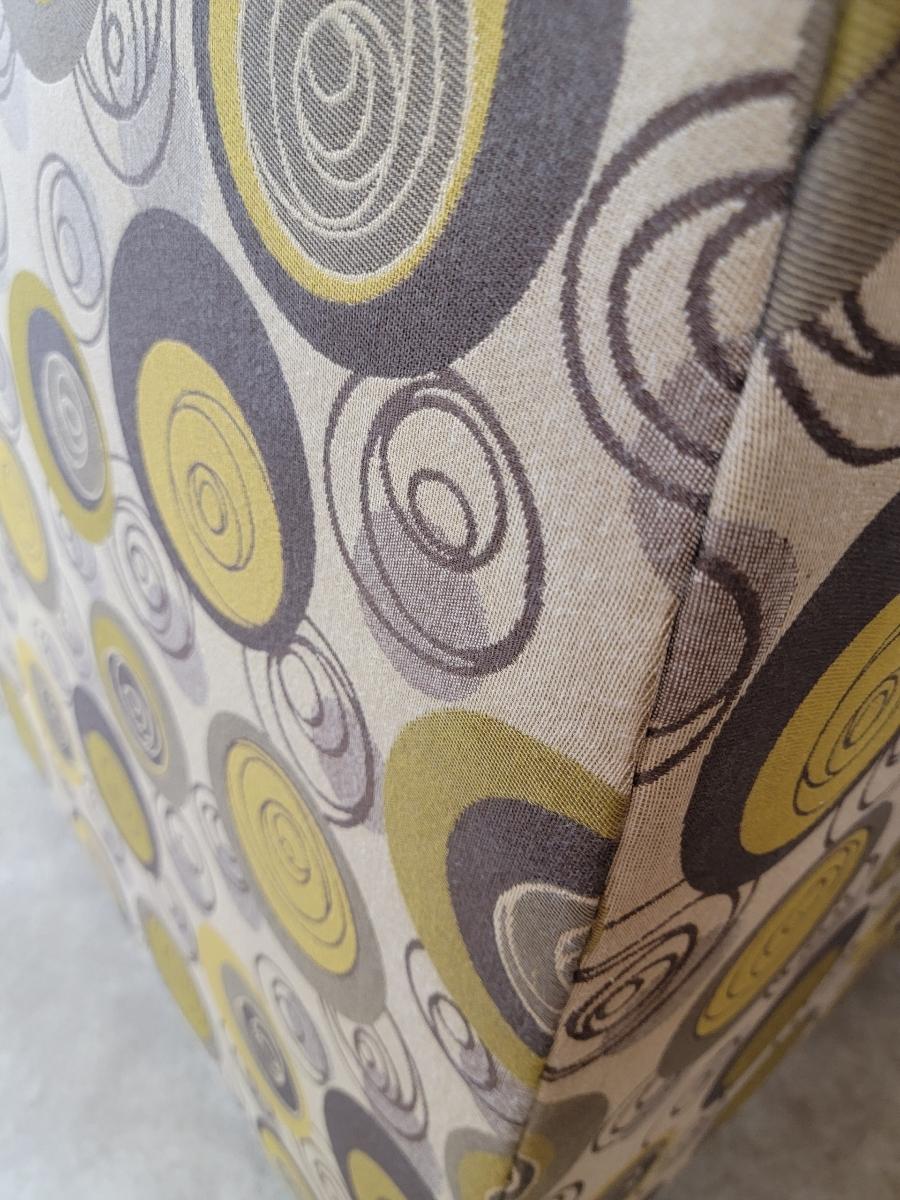 Sofá seccional tapizado con motivos retro y respaldo curvado postmoderno Queen Sleeper en venta 1