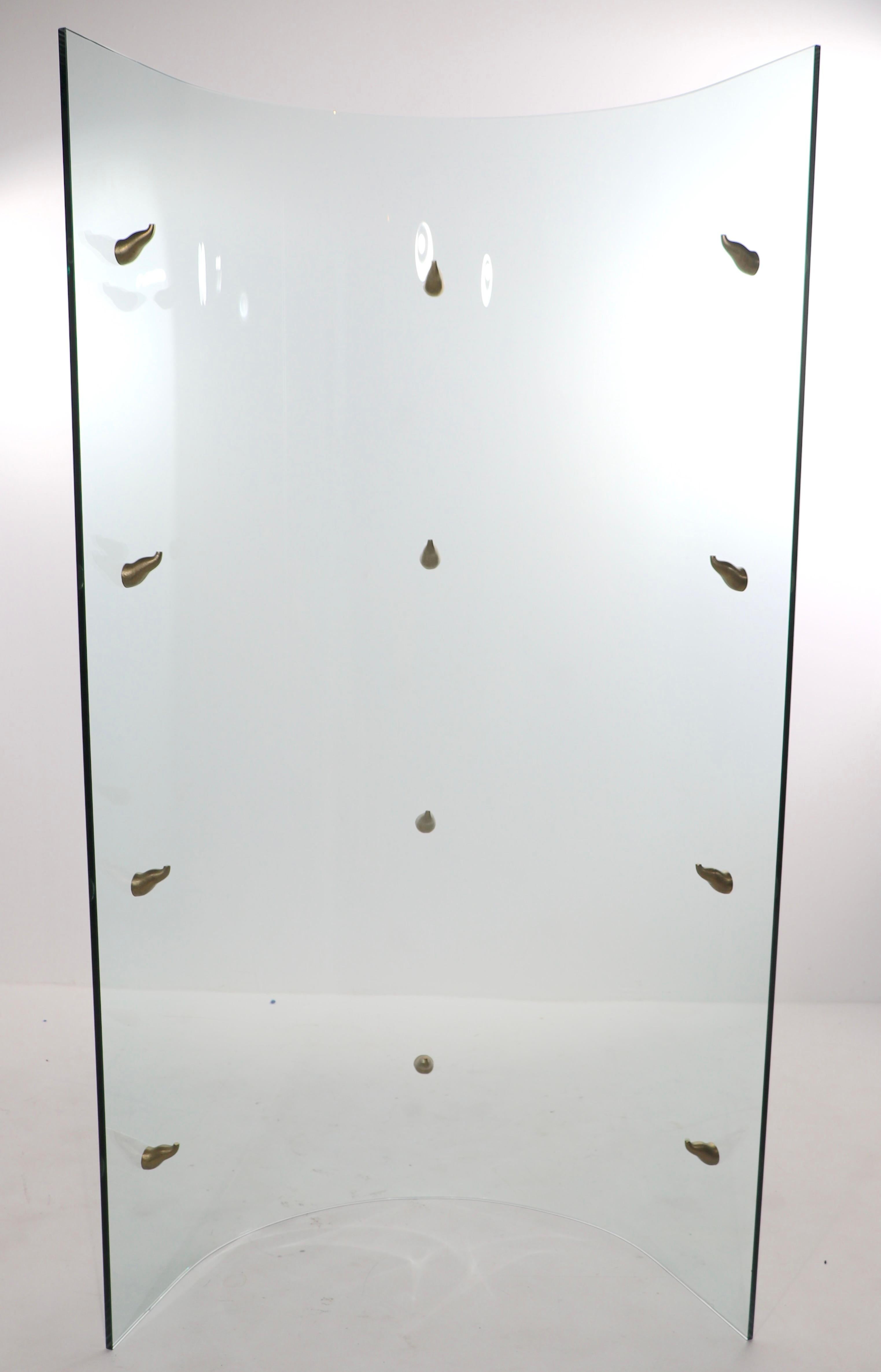20ième siècle Étagère à étagères postmoderne en verre incurvé en vente