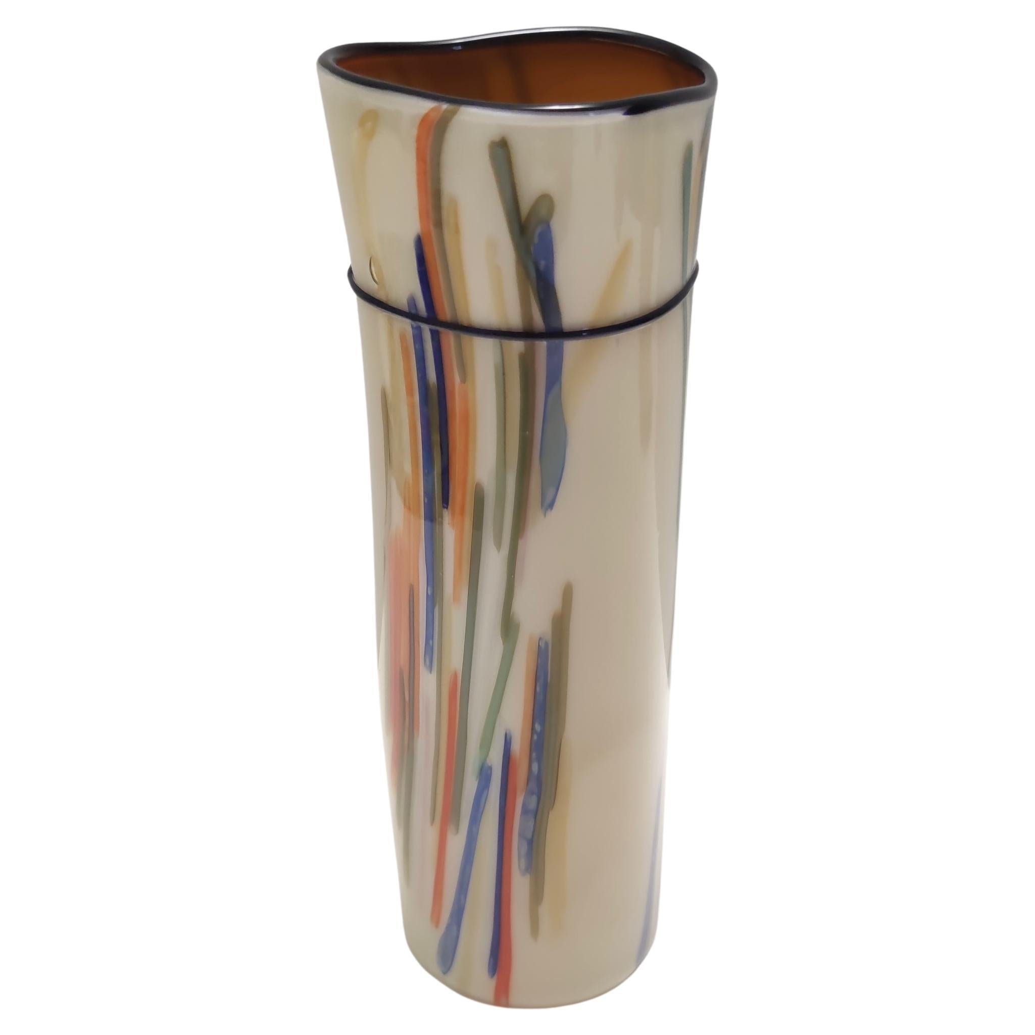 Vase postmoderne cylindrique encastré et en verre opalin soufflé à la main, Italie