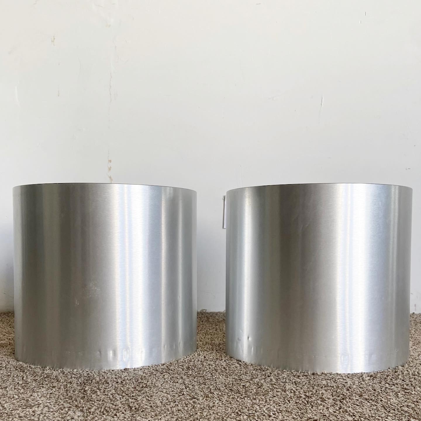 Postmoderne Paire de tables d'appoint postmodernes cylindriques en stratifié d'acier brossé et noir en vente
