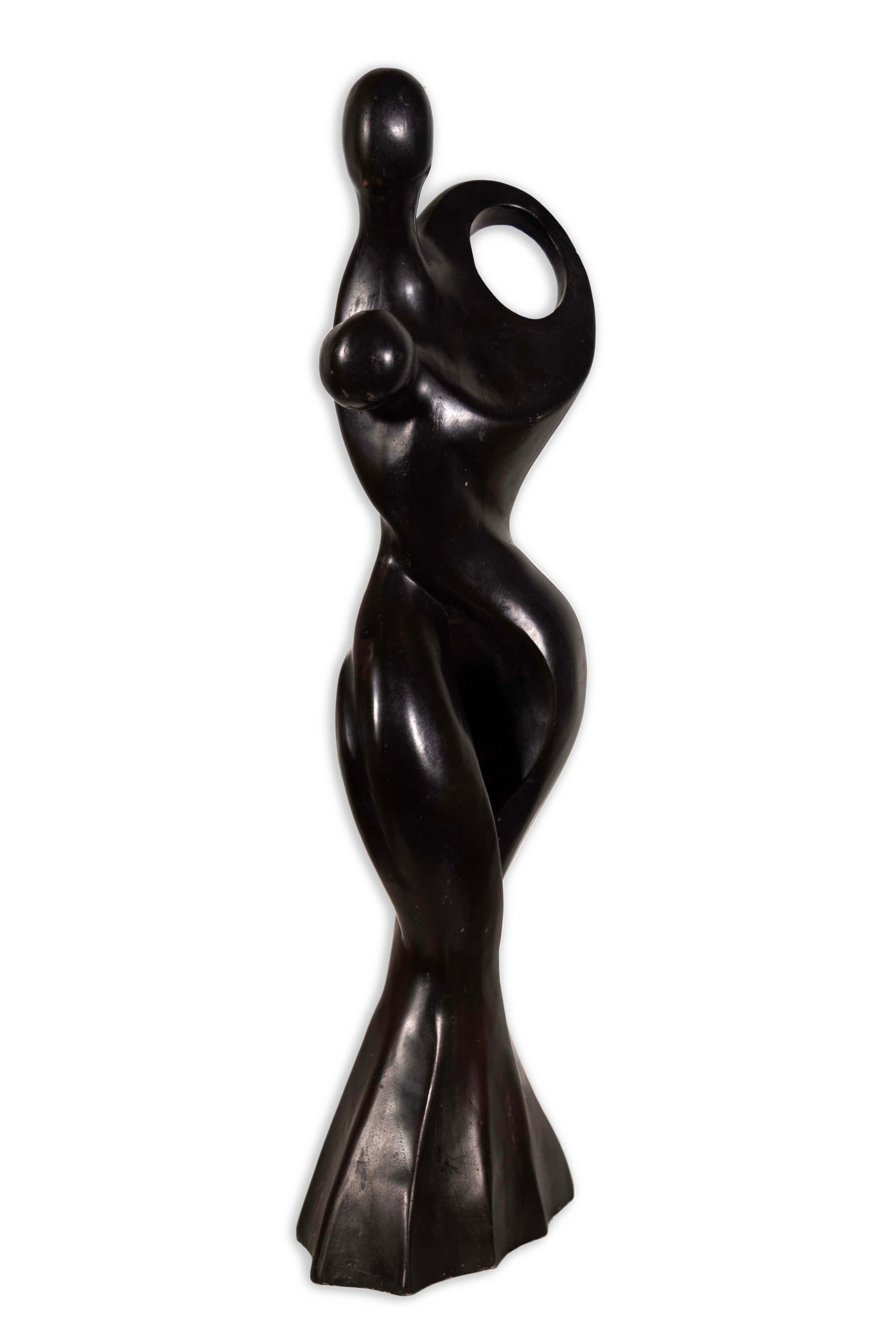 Escultura postmoderna tallada en madera maciza que representa a una pareja bailando. La estilización abstracta curvada recuerda a las esculturas creadas por el escultor moderno Henry Moore. Las formas simplistas son el acento perfecto en una casa