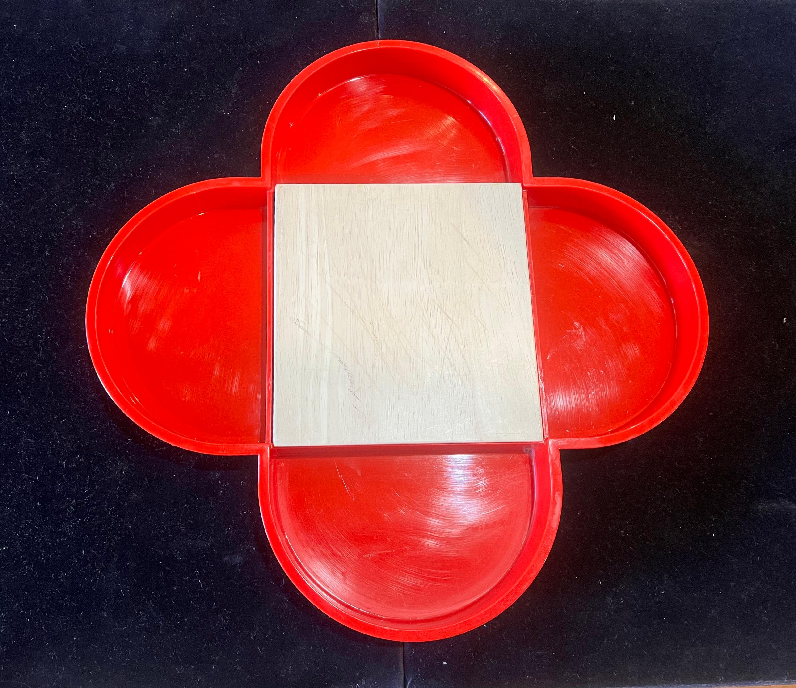 Magnifique plat de service rare conçu par Gunnar Cyren pour dansk circa 1980's grand design avec planche à découper amovible au milieu en bois de bouleau massif vert couleur rouge frappante.