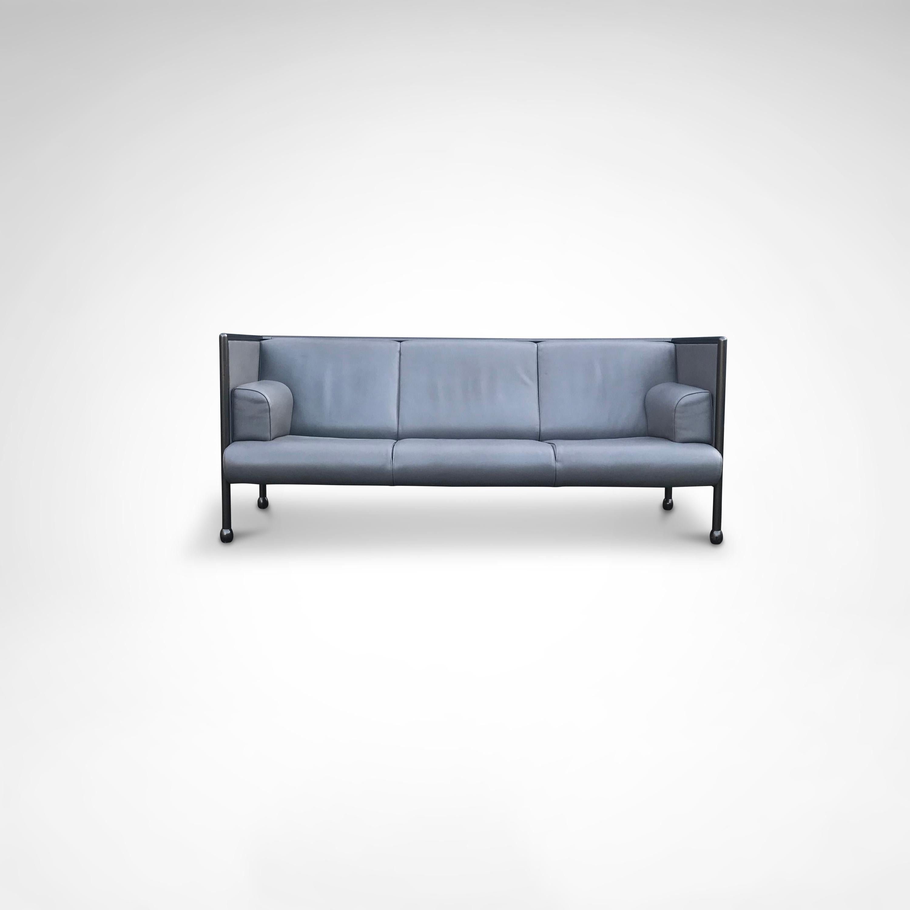 Ein sehr seltenes Exemplar eines der größten italienischen Designer aller Zeiten. Ettore Sottsass, der für seine ausgefallenen, kreativen Entwürfe bekannt ist, ist ein großer Name in der Designwelt. Viele ikonische Entwürfe stammen aus seiner Hand,