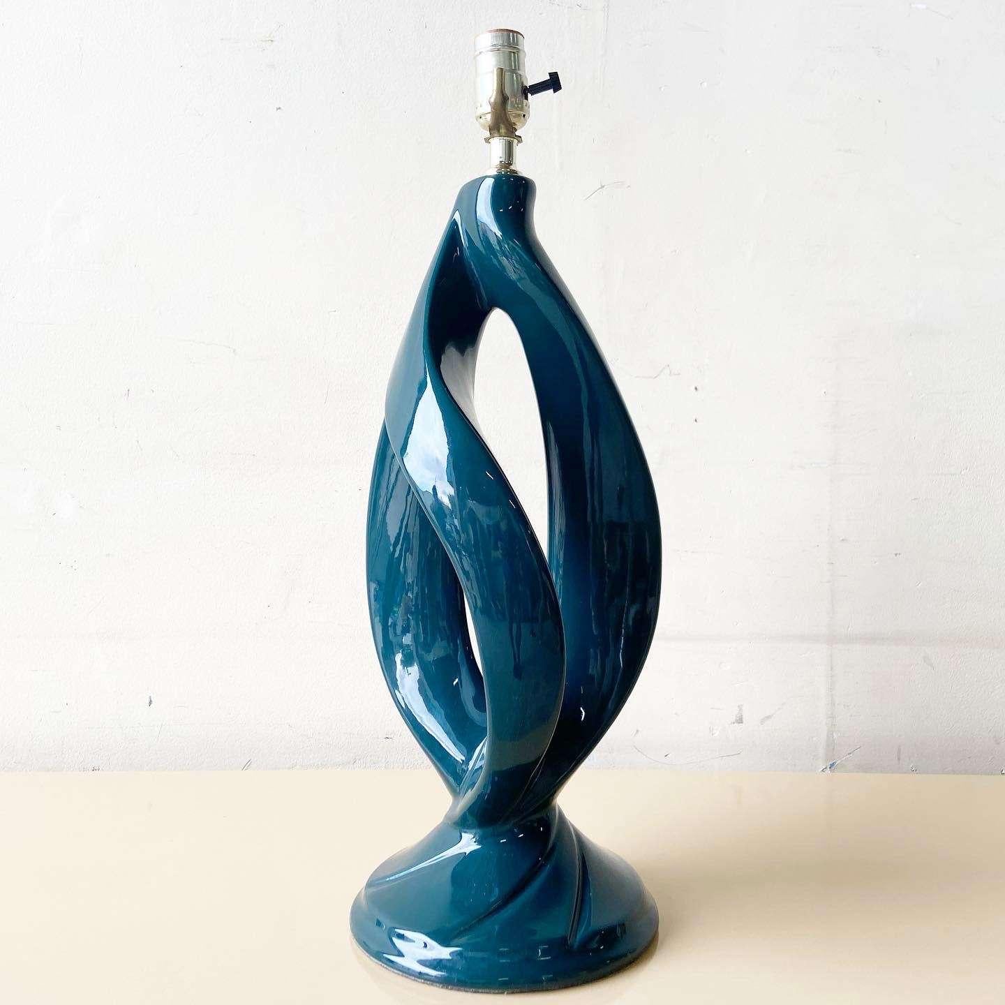 Exceptionnelle lampe de table postmoderne en céramique sculptée. Ressemble au buisson ardent.

