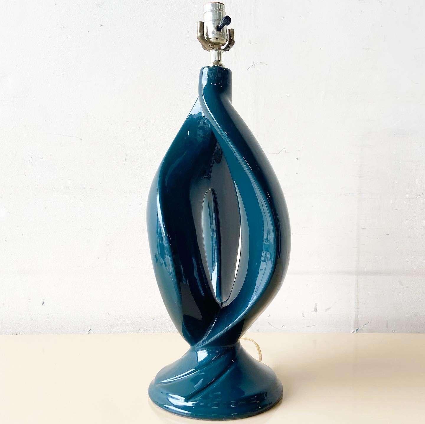 Américain Lampe de table postmoderne en céramique sculptée vert foncé en vente