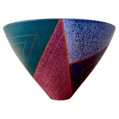 Cuenco central decorativo postmoderno firmado por el artista japonés Masuo Ojima. C Años 80