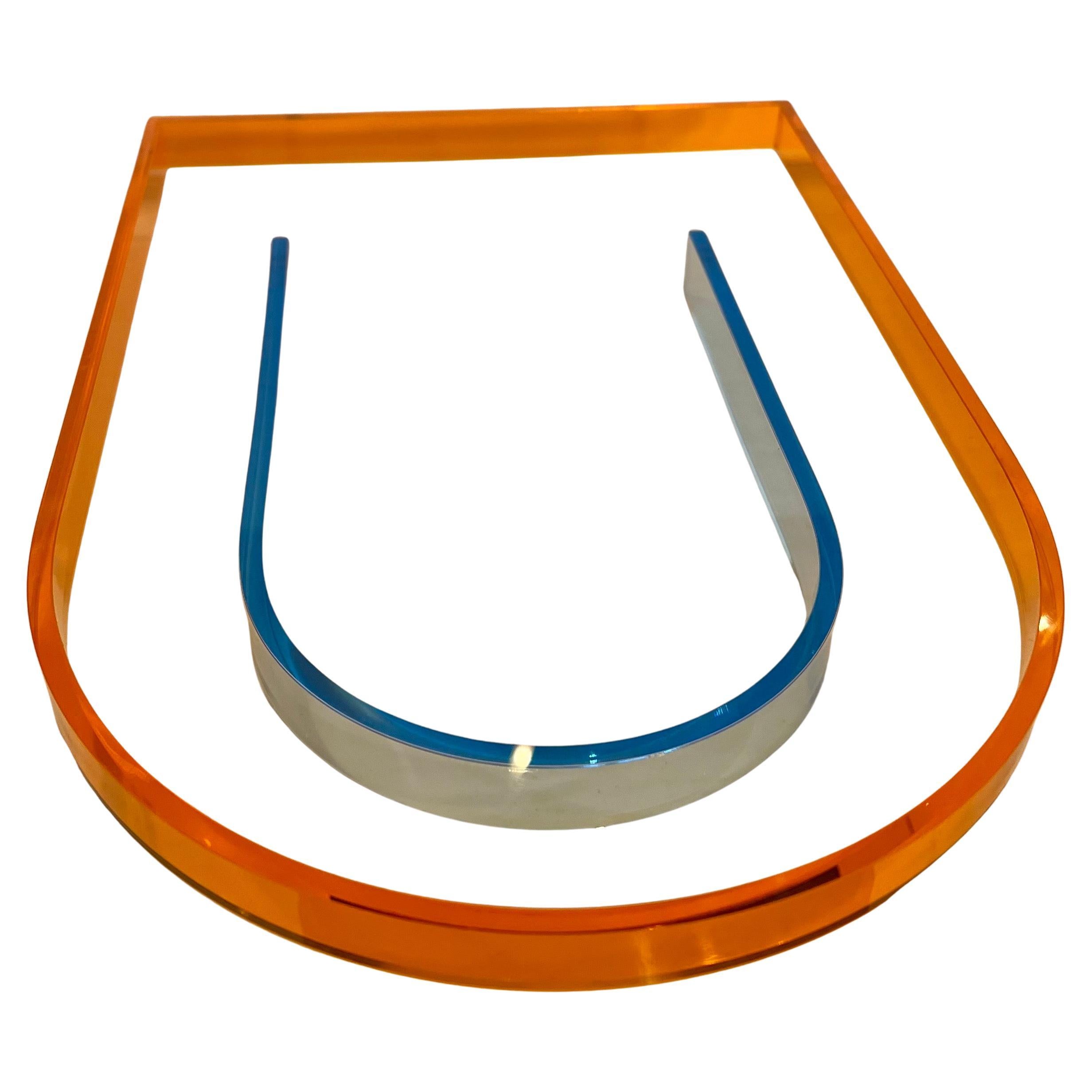 Bandeja Decorativa Postmoderna de Lucite con Detalles Naranja Claro y Azul siglo XX en venta