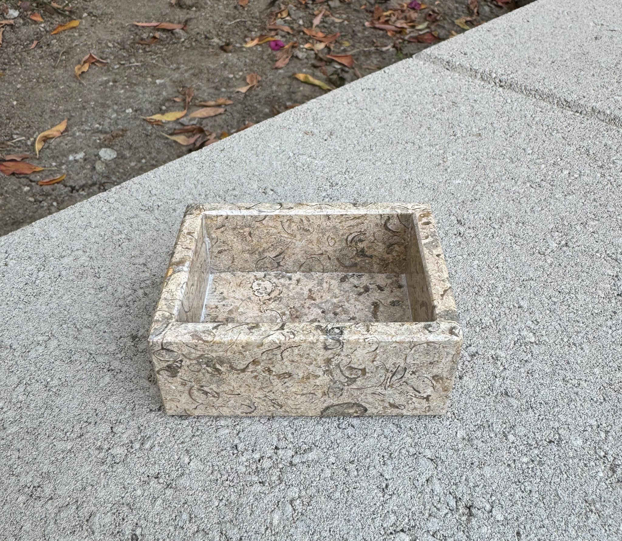 Caja de mármol decorativa postmoderna circa 1980 en venta 3
