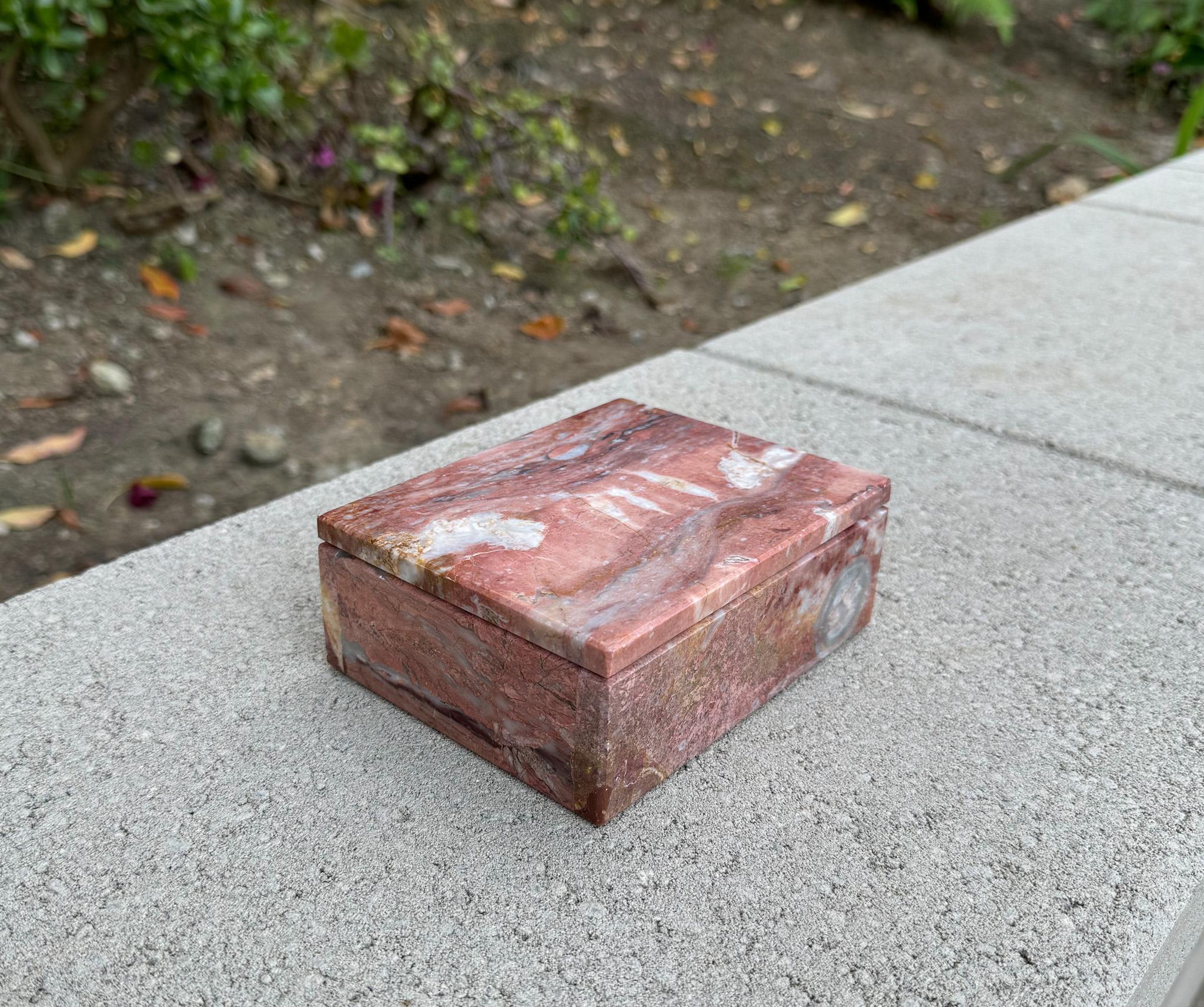 Caja de mármol decorativa postmoderna circa 1980 Posmoderno en venta