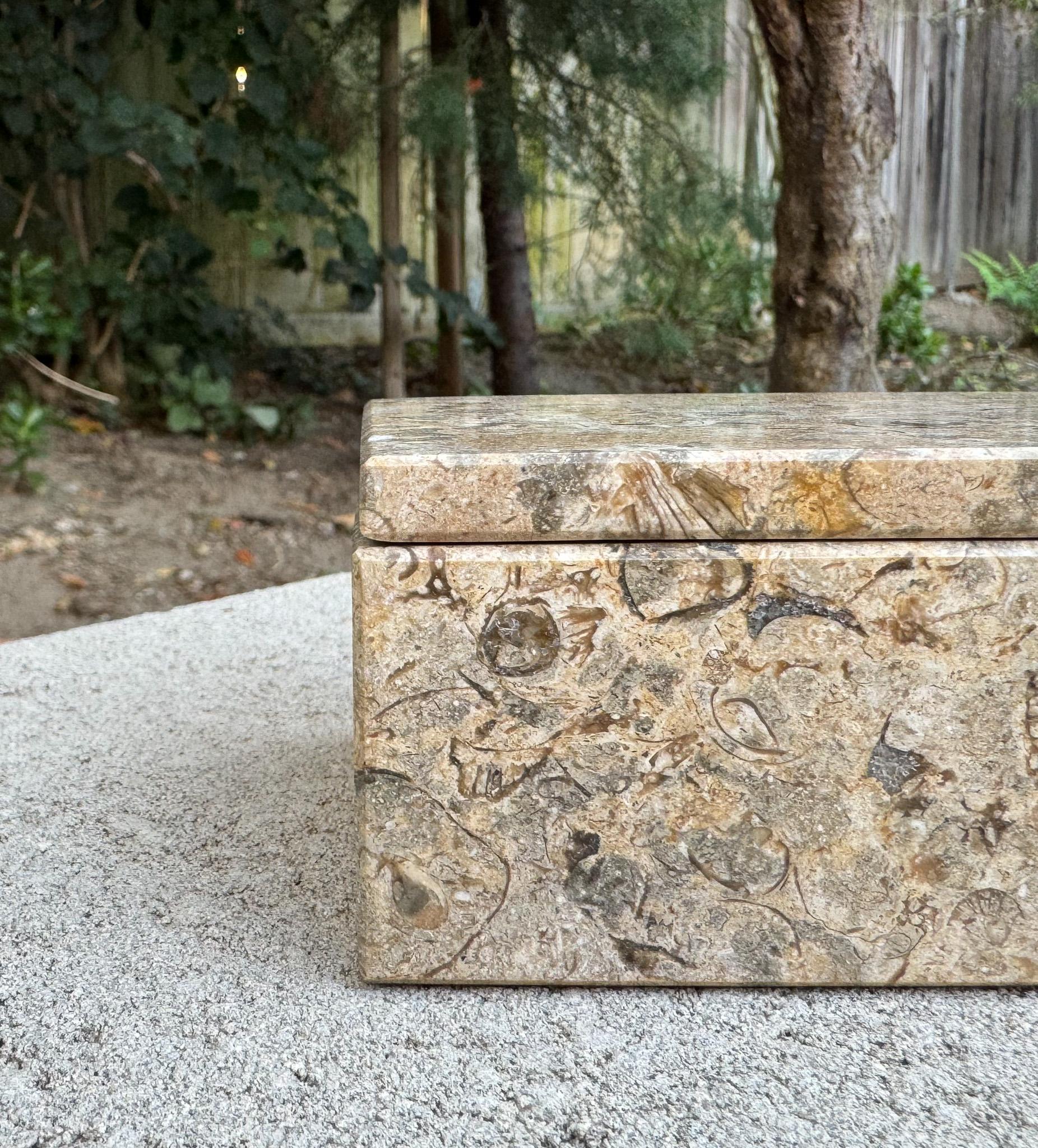 Caja de mármol decorativa postmoderna circa 1980 Desconocido en venta