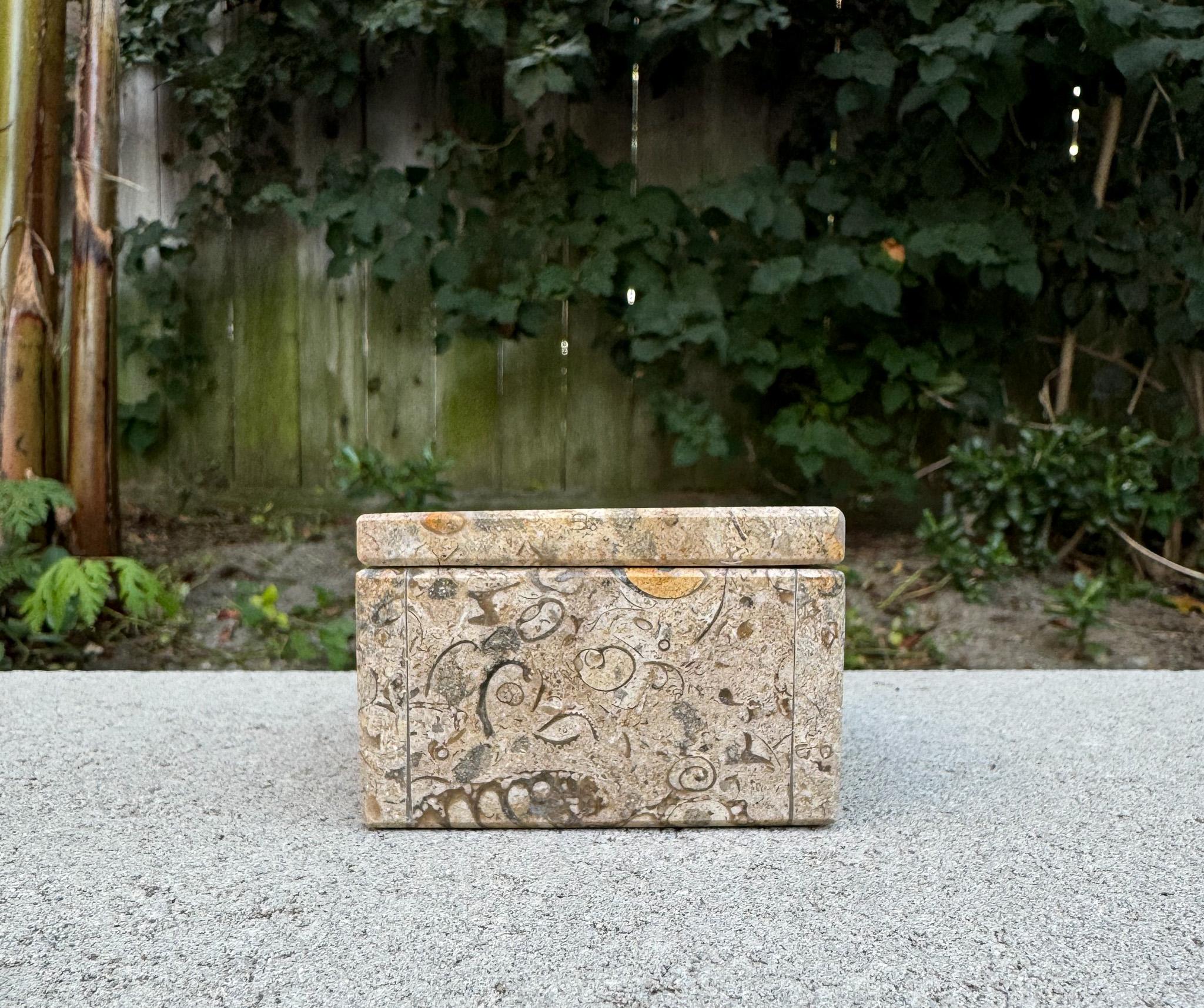 Caja de mármol decorativa postmoderna circa 1980 en Bueno estado para la venta en San Juan Capistrano, CA