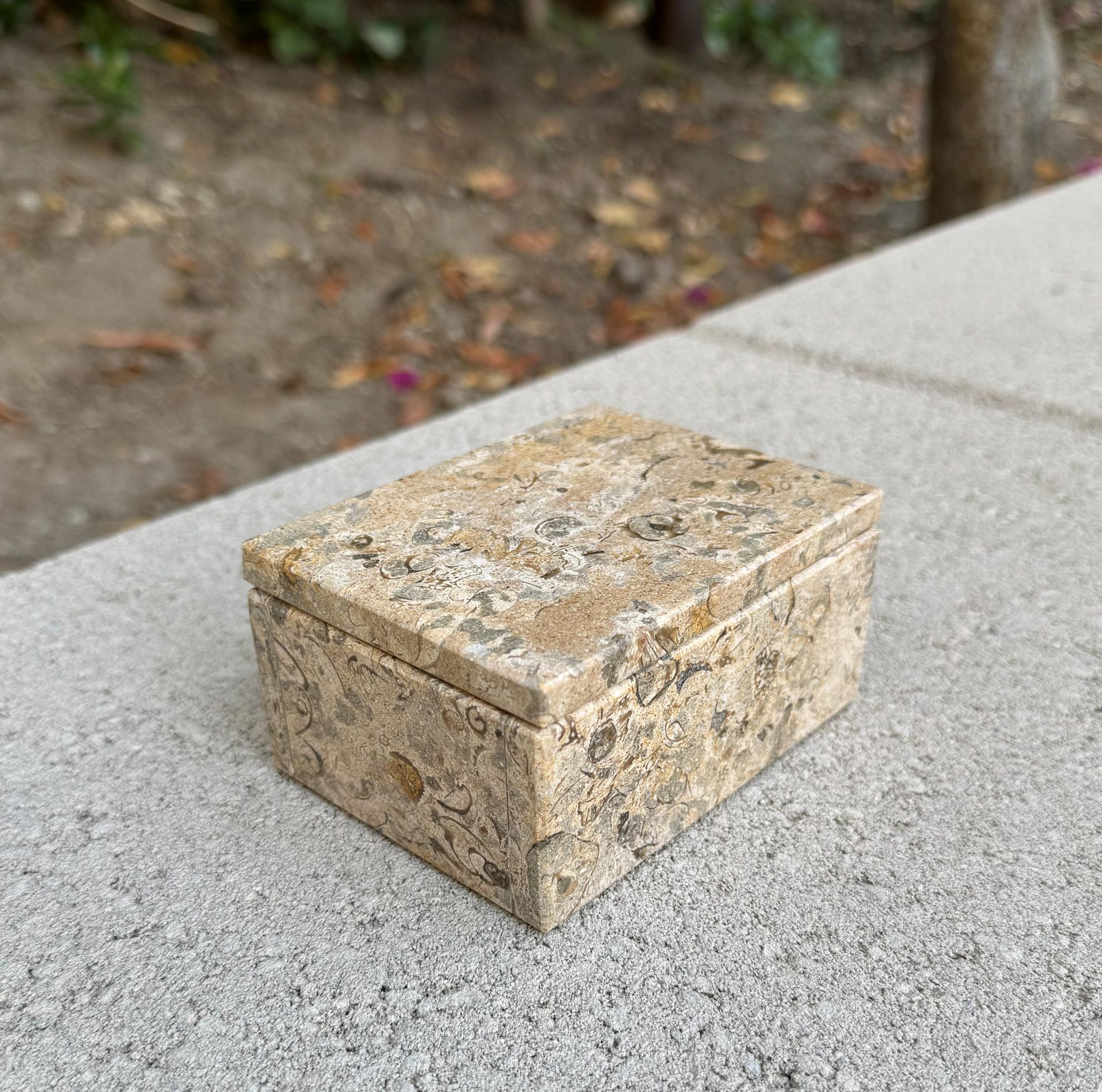 Caja de mármol decorativa postmoderna circa 1980 en venta 1