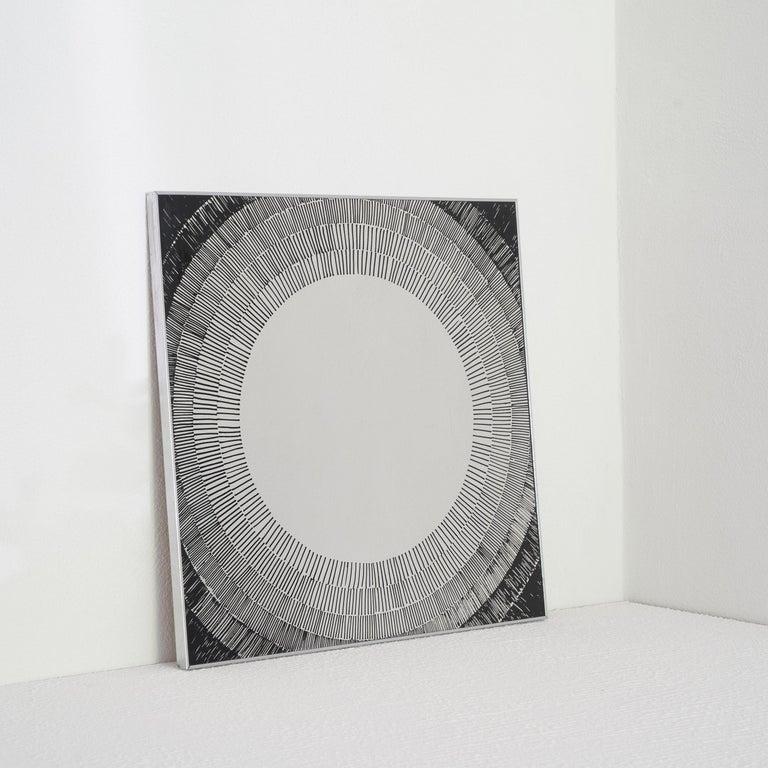 Miroir d'art Deknudt, Belgique, années 1980.    Il s'agit d'un remarquable miroir d'art Deknudt datant vraisemblablement des années 1980. Un design très amusant et distinct avec un motif de forme circulaire qui s'assombrit en se rapprochant des