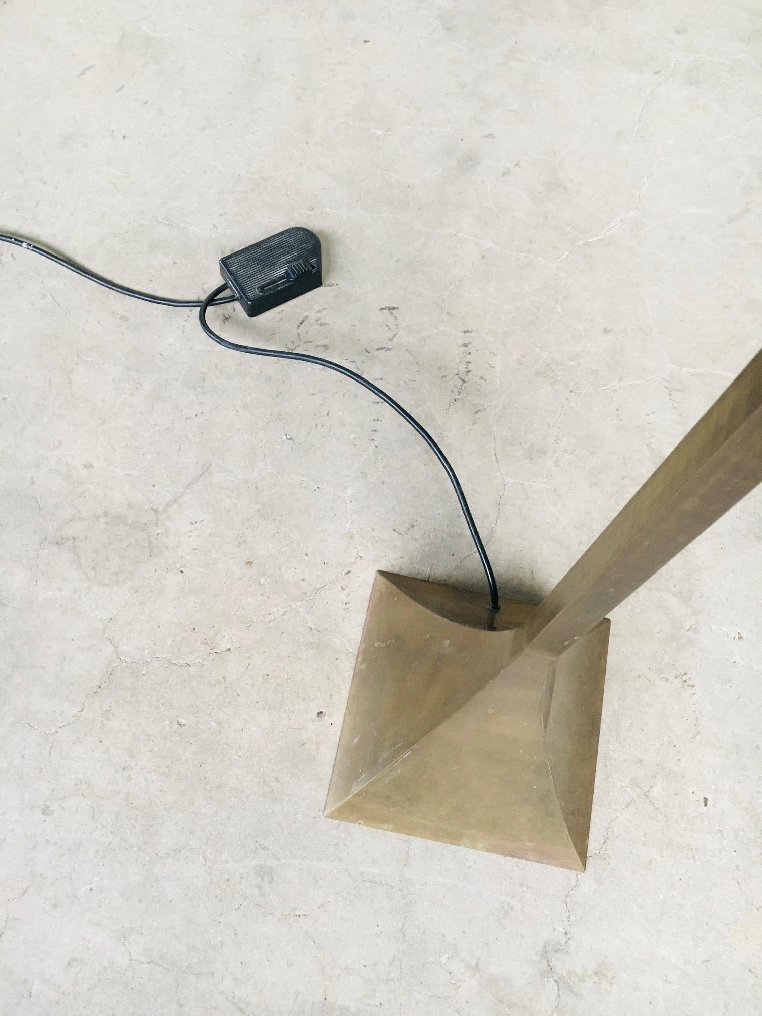 Lampada da terra Torchiere scanalata in ottone dal design postmoderno di Relco, Italia anni '80 in vendita 3