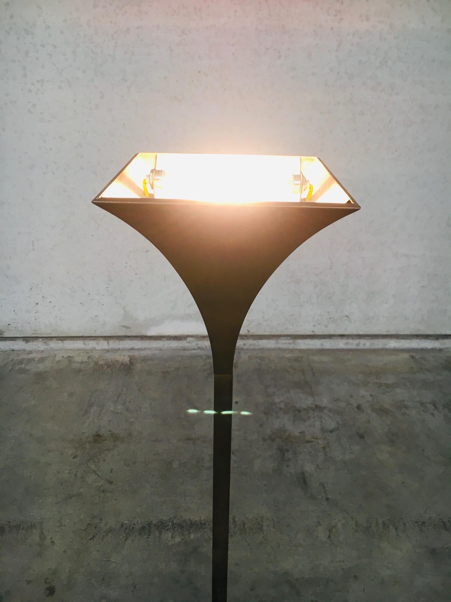 Lampada da terra Torchiere scanalata in ottone dal design postmoderno di Relco, Italia anni '80 in vendita 4