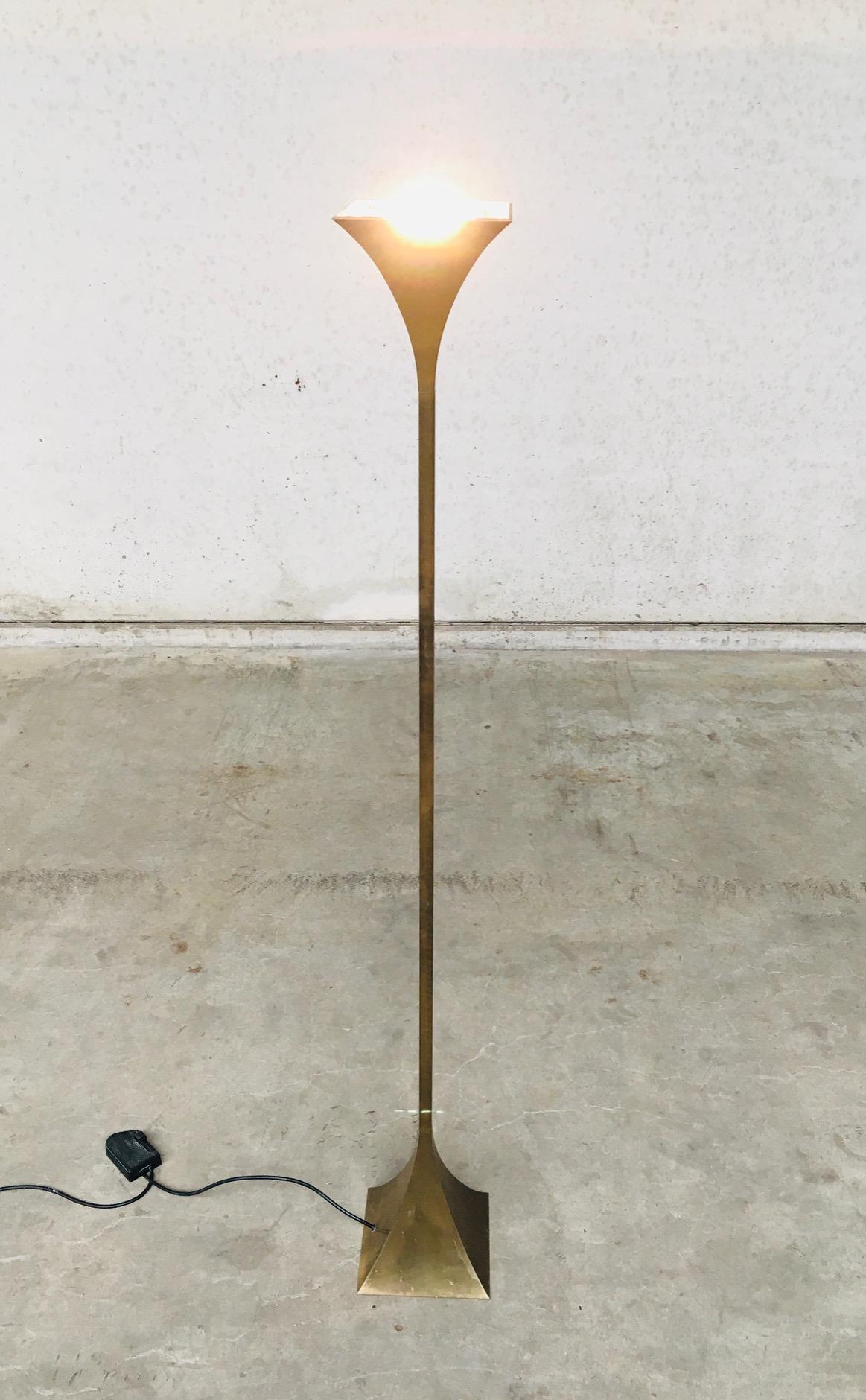 Lampada da terra Torchiere scanalata in ottone dal design postmoderno di Relco, Italia anni '80 in vendita 5