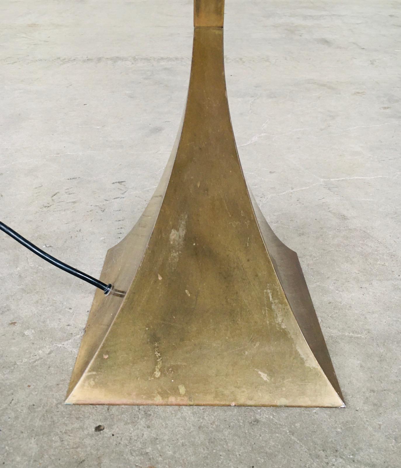 Lampada da terra Torchiere scanalata in ottone dal design postmoderno di Relco, Italia anni '80 in vendita 6