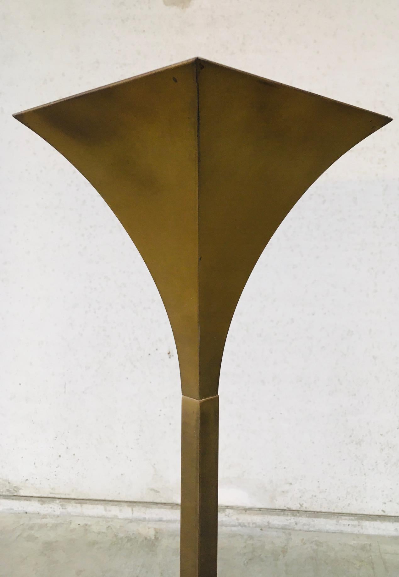 Lampada da terra Torchiere scanalata in ottone dal design postmoderno di Relco, Italia anni '80 in vendita 7