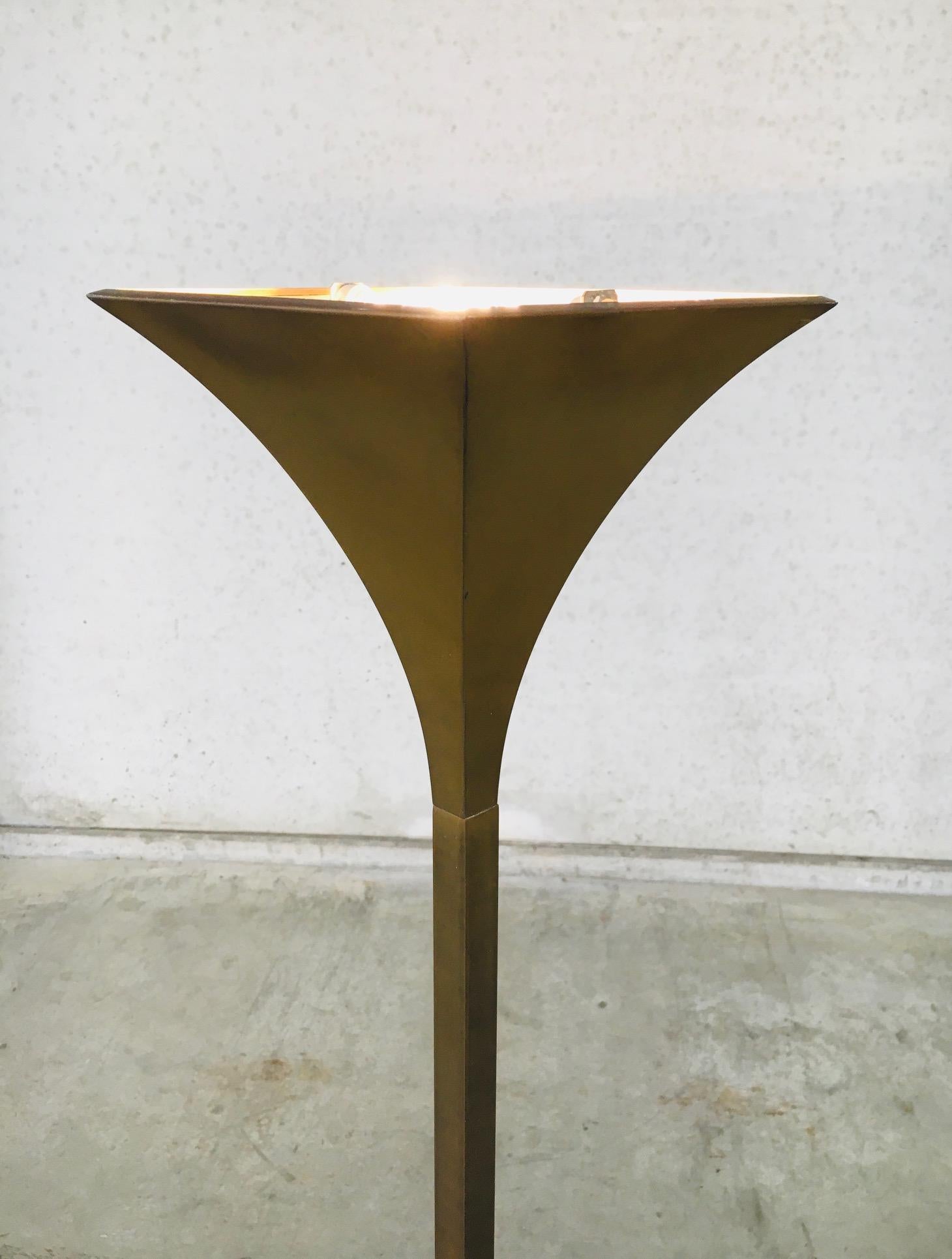 Lampada da terra Torchiere scanalata in ottone dal design postmoderno di Relco, Italia anni '80 in vendita 8
