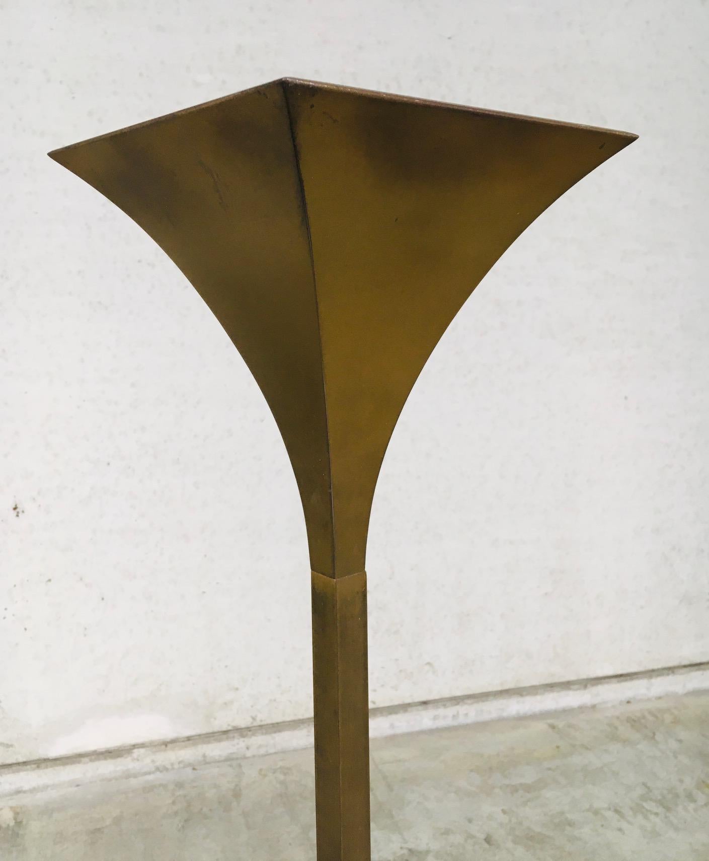 Lampada da terra Torchiere scanalata in ottone dal design postmoderno di Relco, Italia anni '80 in vendita 10